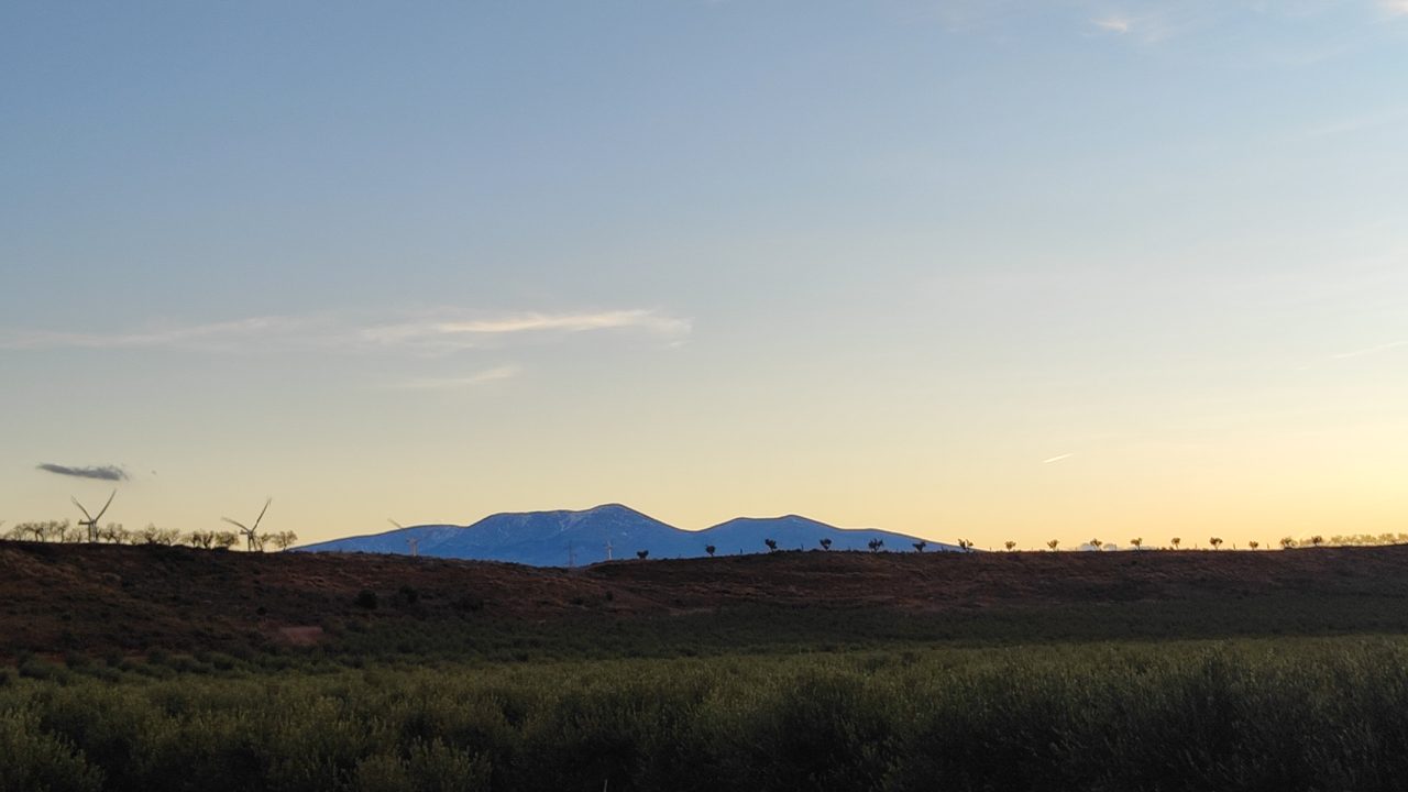 El Moncayo visto desde Cascante al atardecer, con el macizo en silueta sobre el horizonte de Navarra