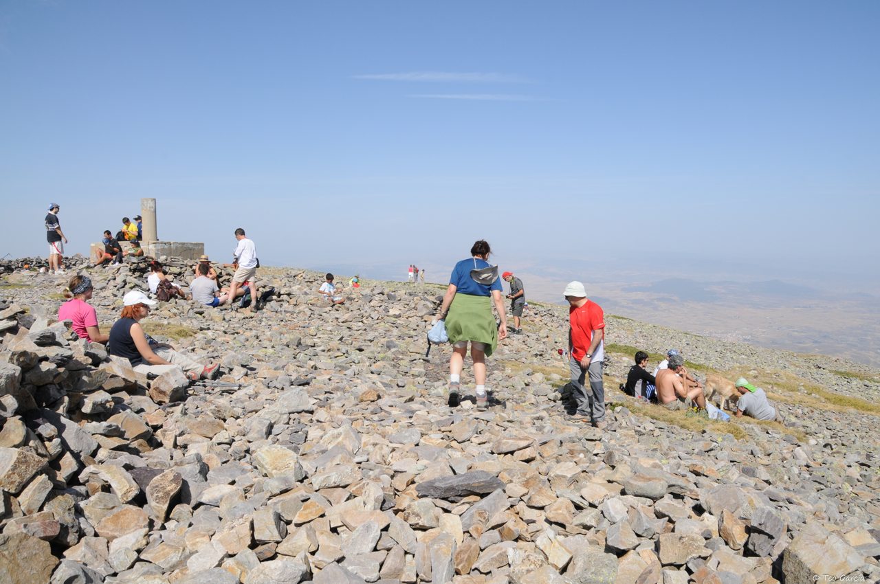 Cima del Moncayo (2315 m) en verano, con el macizo rocoso al fondo y vegetación de montaña, Parque Natural del Moncayo, Zaragoza, Aragón
