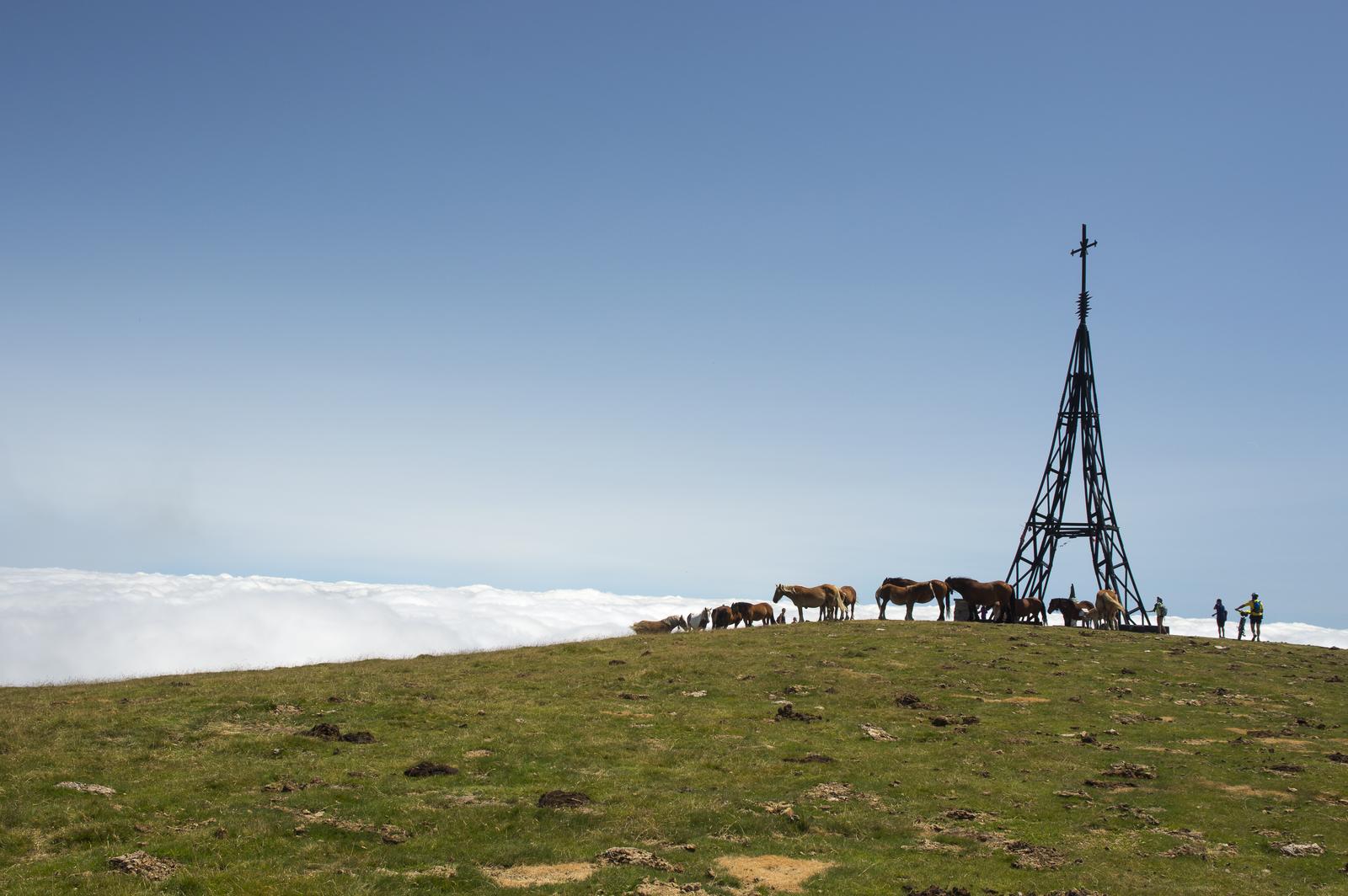 Vistas sobre el mar de nubes desde la cumbre del Gorbea con el Golfo de Vizcaya al fondo