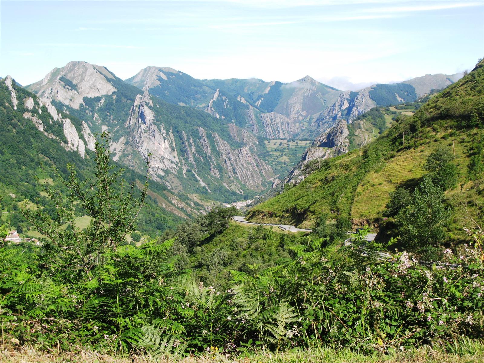 Valle de Somiedo con prados y montaña en otoño, Asturias, Cordillera Cantábrica