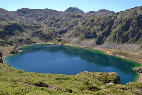 Parque Natural de Somiedo, lagos glaciares y brañas de teito en la montaña asturiana