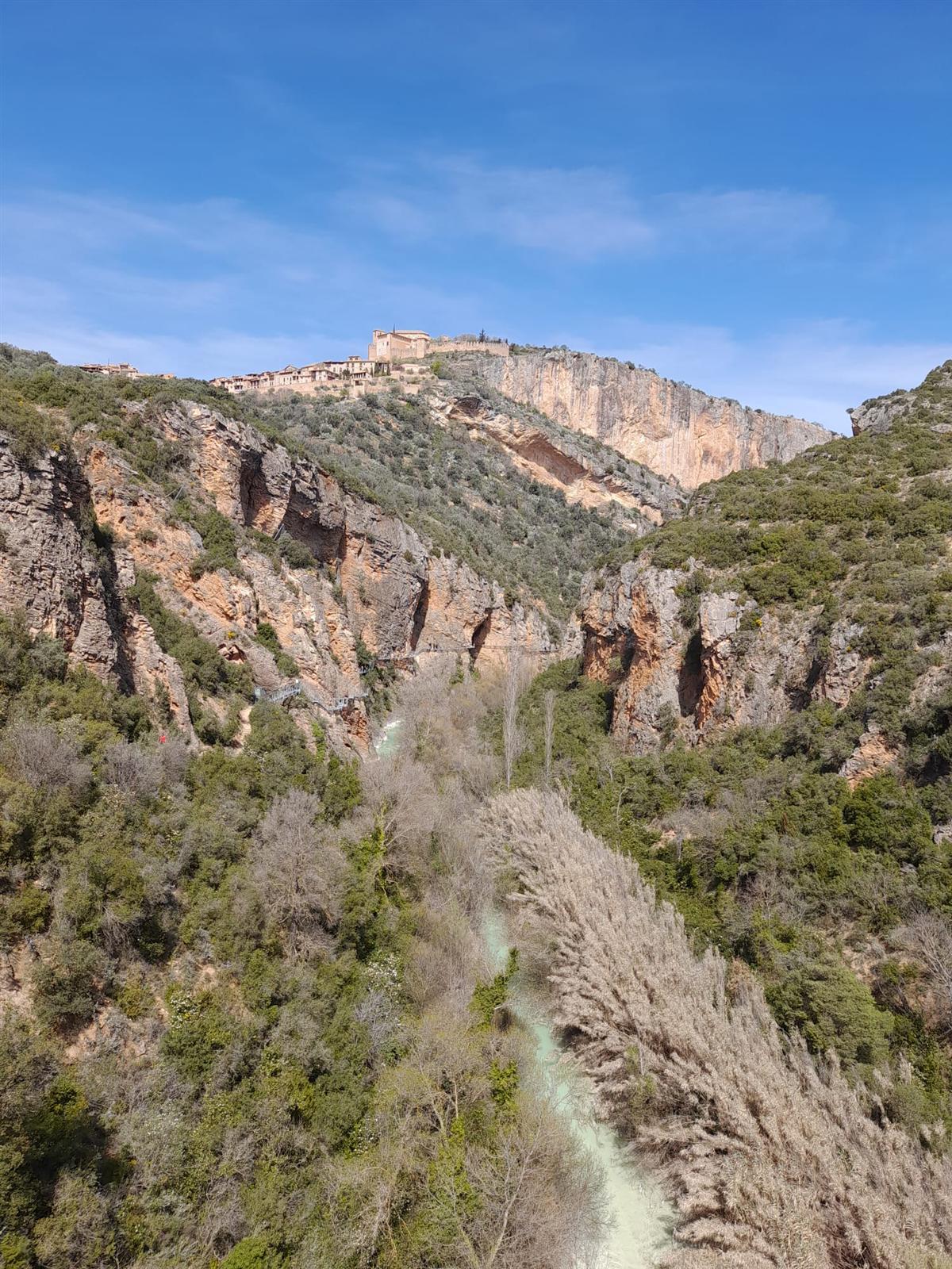Alquézar visto desde el mirador del Vero, con el cañón y la pasarela al fondo