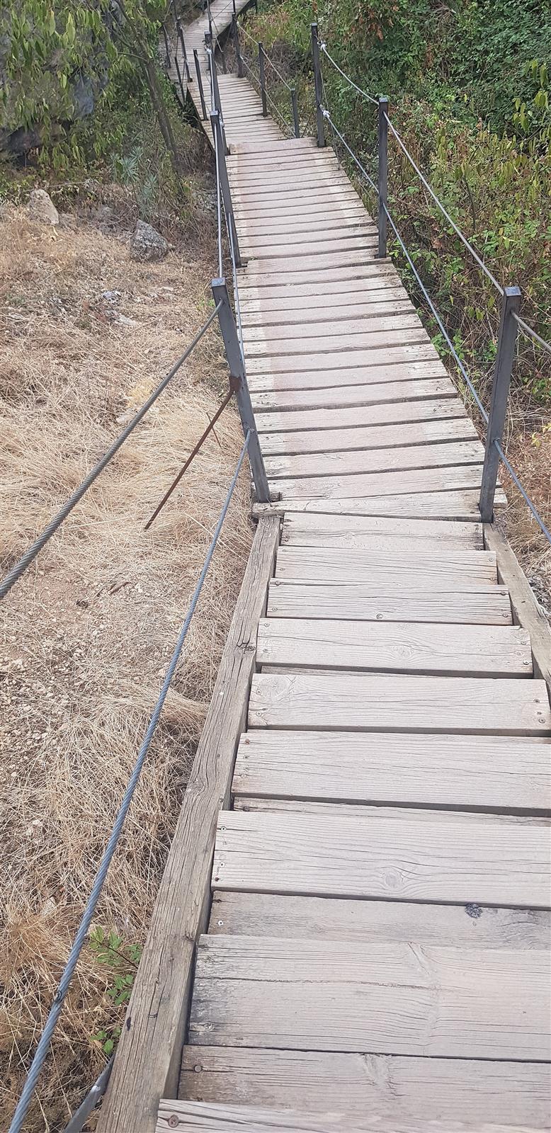 Tramo de pasarela de madera suspendida sobre el barranco