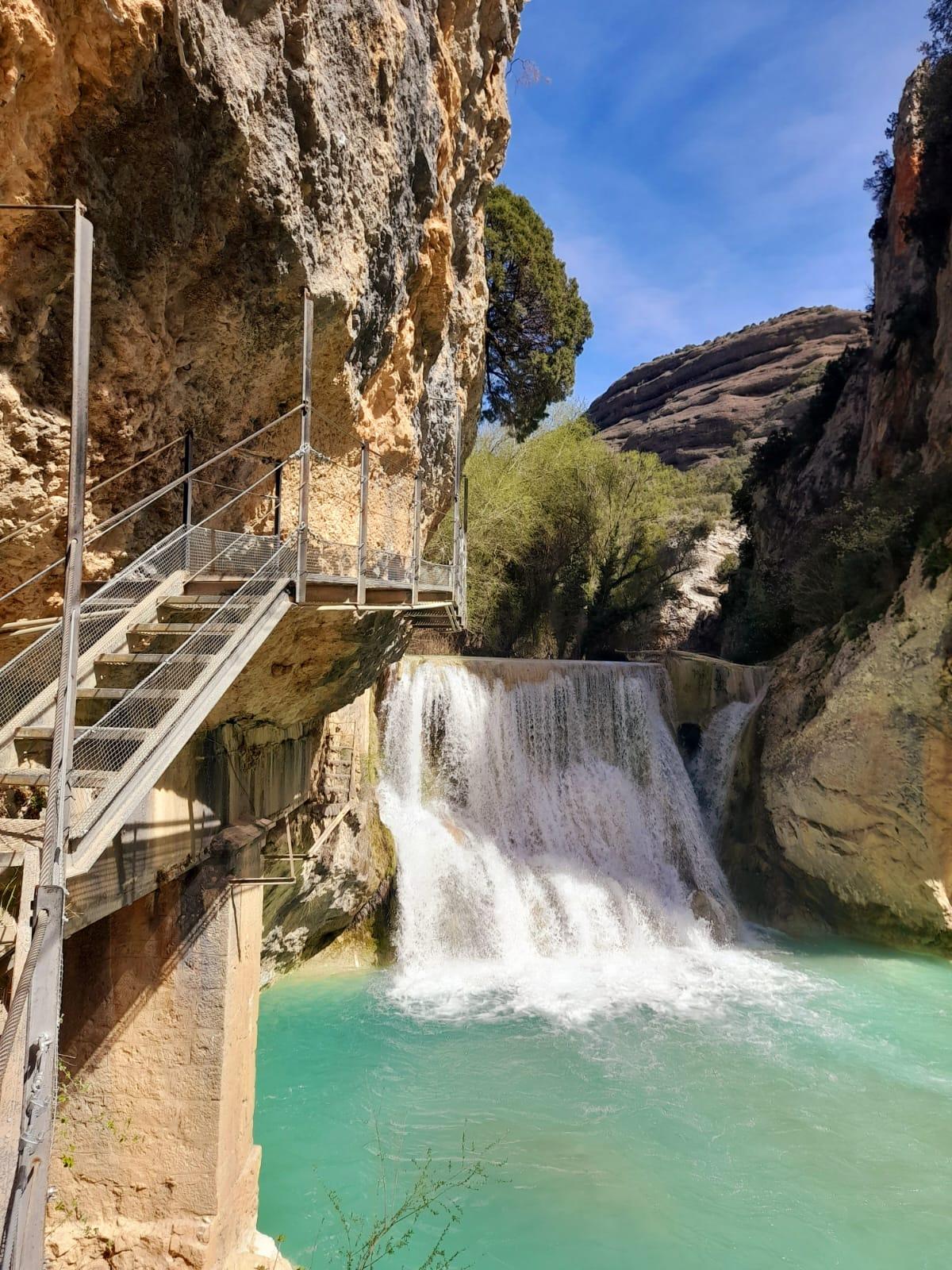 La pasarela metálica suspendida sobre la cascada y el cañón del río Vero