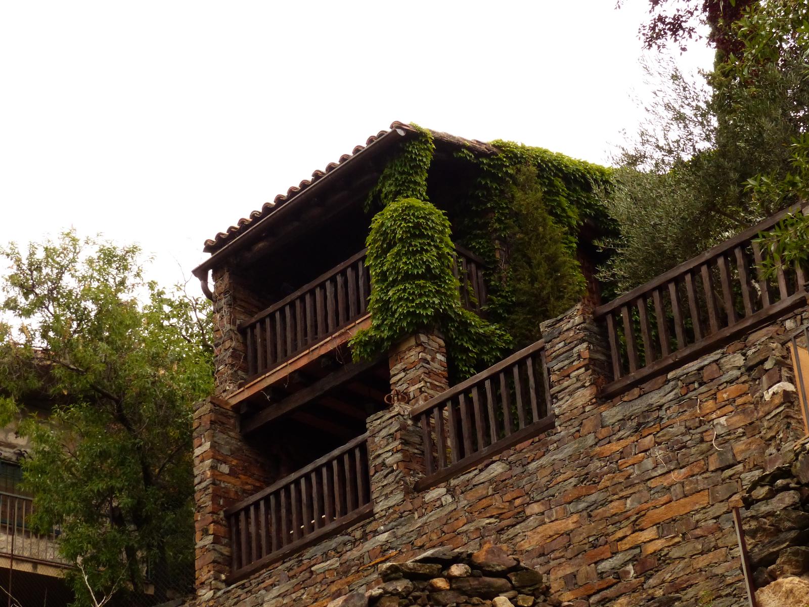 Arquitectura tradicional de pizarra con balcones de madera