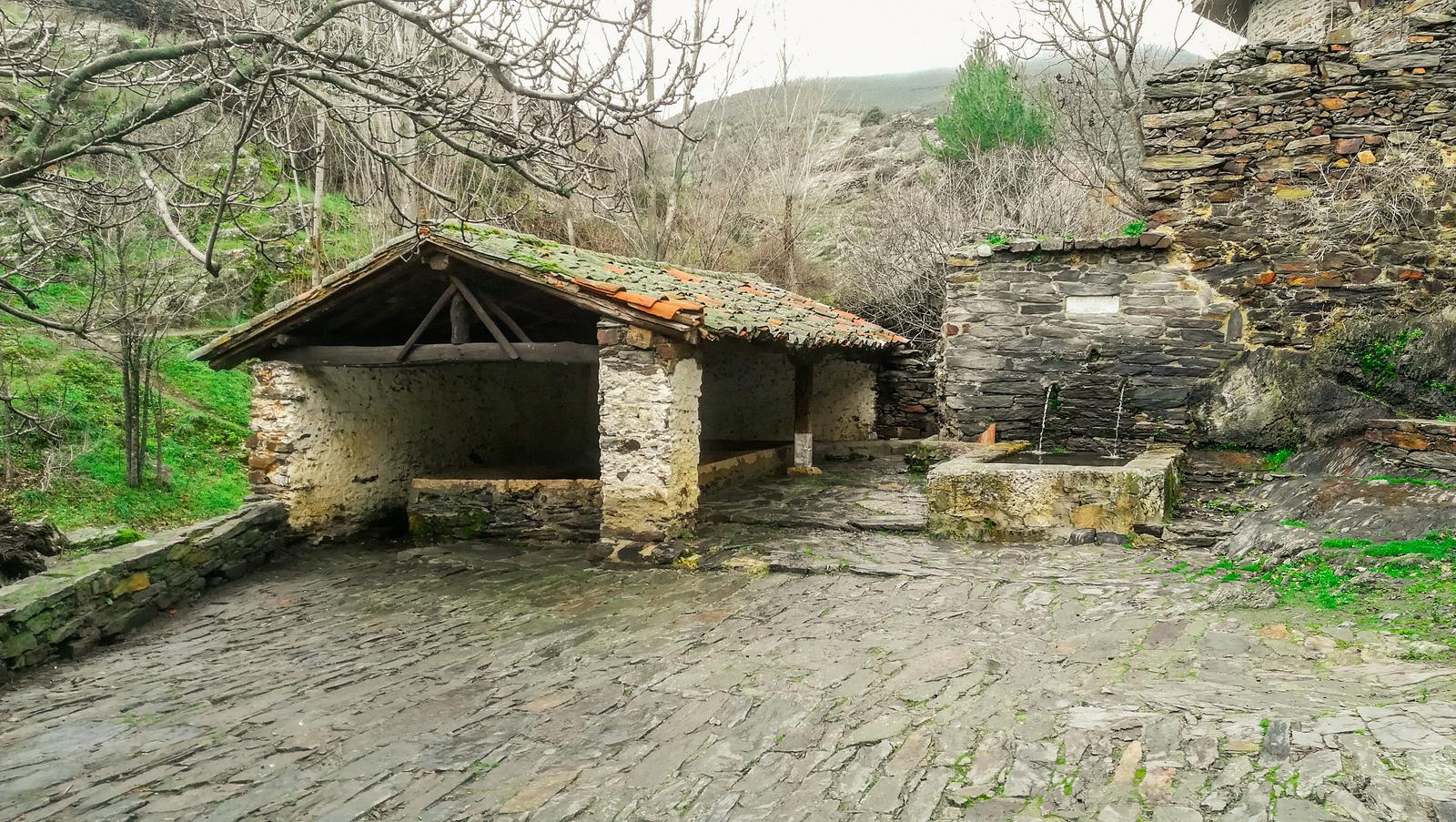 El lavadero y la fuente históricos del pueblo
