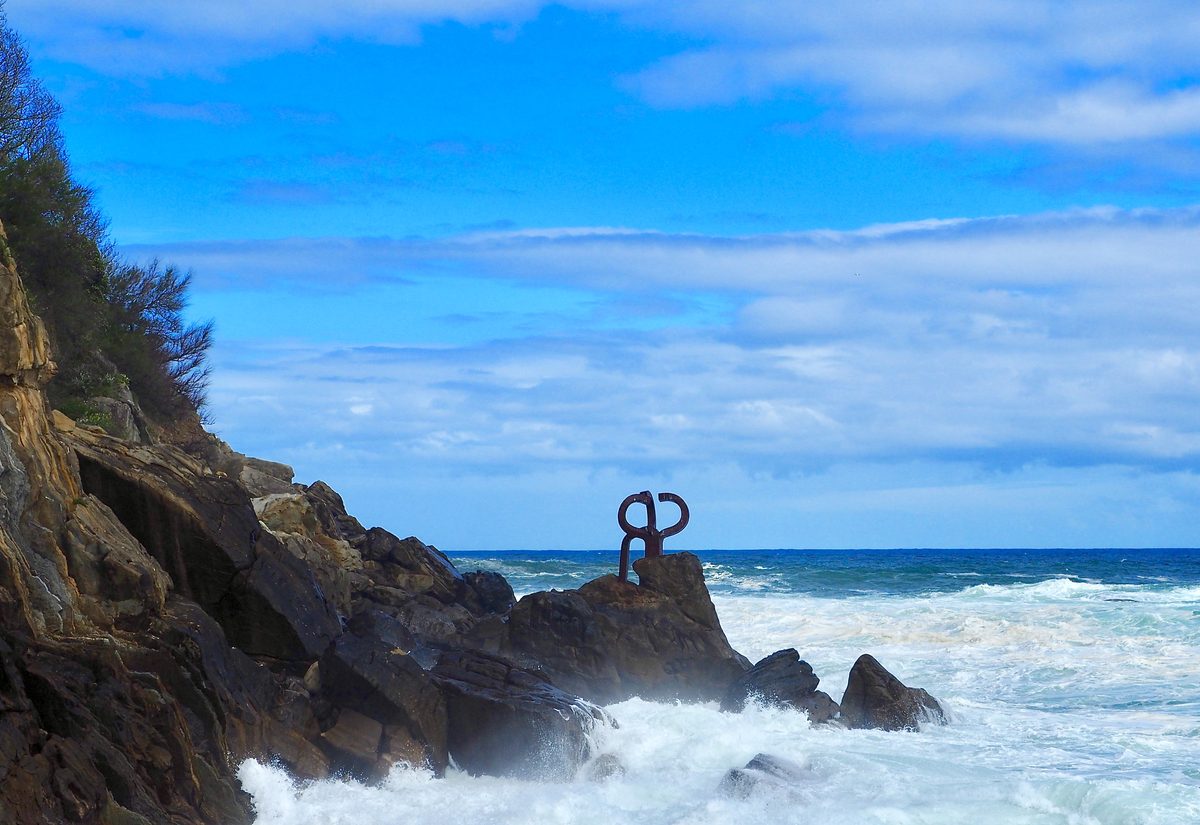 Vista panorámica del Peine del Viento de Chillida en Donostia-San Sebastián con las tres esculturas en su contexto paisajístico al pie del Monte Igueldo y la bahía de la Concha