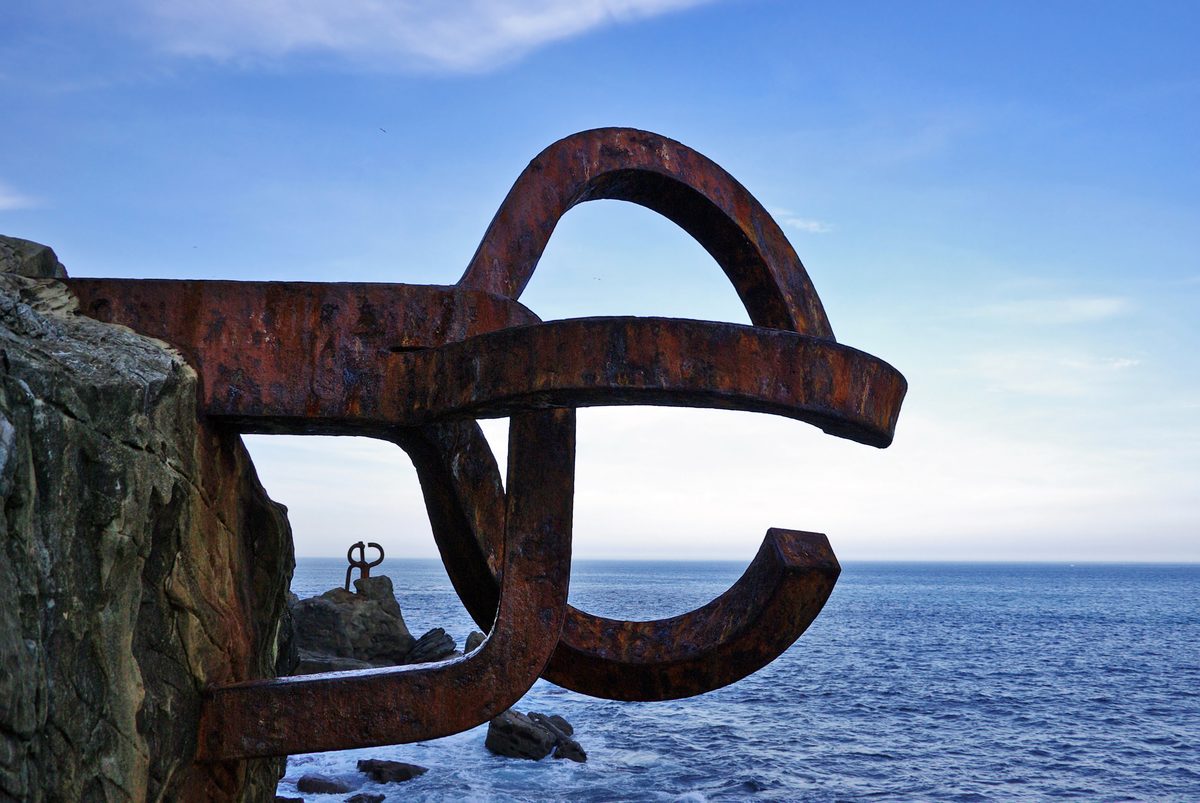 El Peine del Viento de Eduardo Chillida en San Sebastián: las esculturas de acero corten en los acantilados de Ondarreta frente al mar Cantábrico