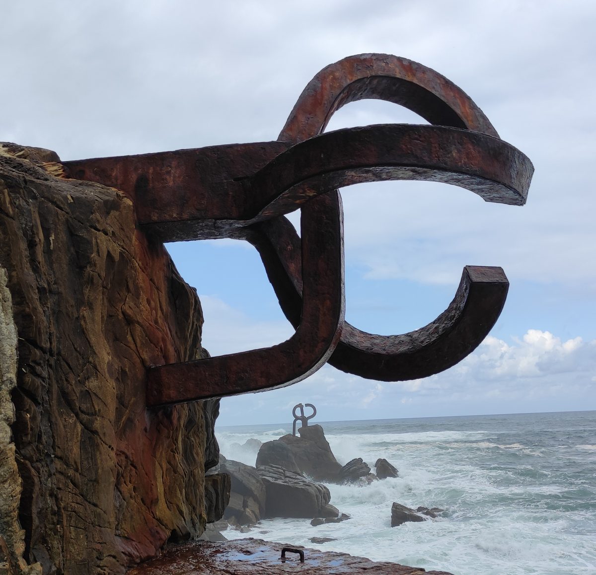 El Peine del Viento de Chillida en Donostia-San Sebastián en 2021: escultura de acero Corten del escultor Eduardo Chillida con el Cantábrico al fondo