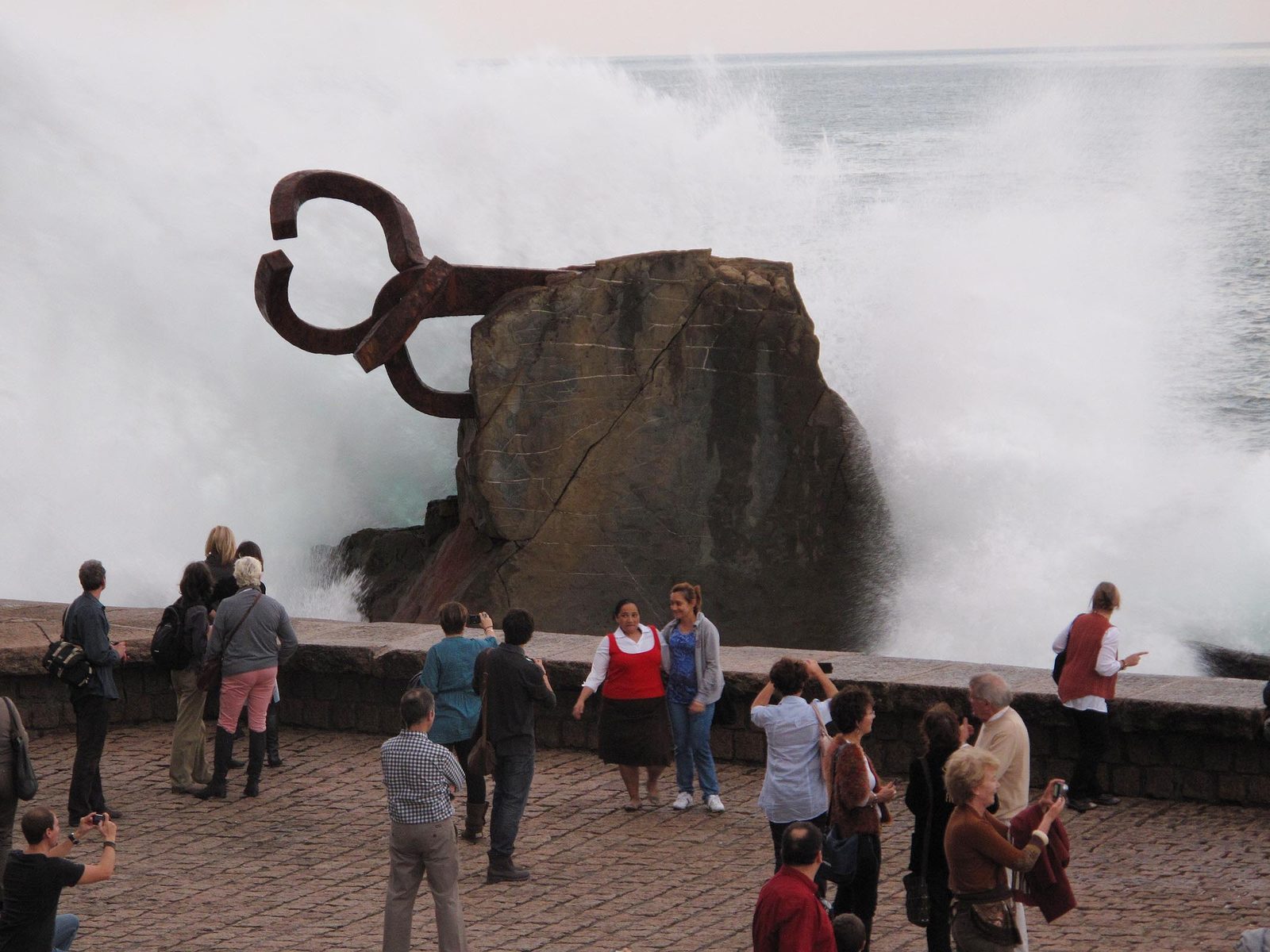 Las esculturas de acero corten del Peine del Viento de Eduardo Chillida en los acantilados de Ondarreta, San Sebastián, con olas del mar Cantábrico rompiendo sobre las rocas
