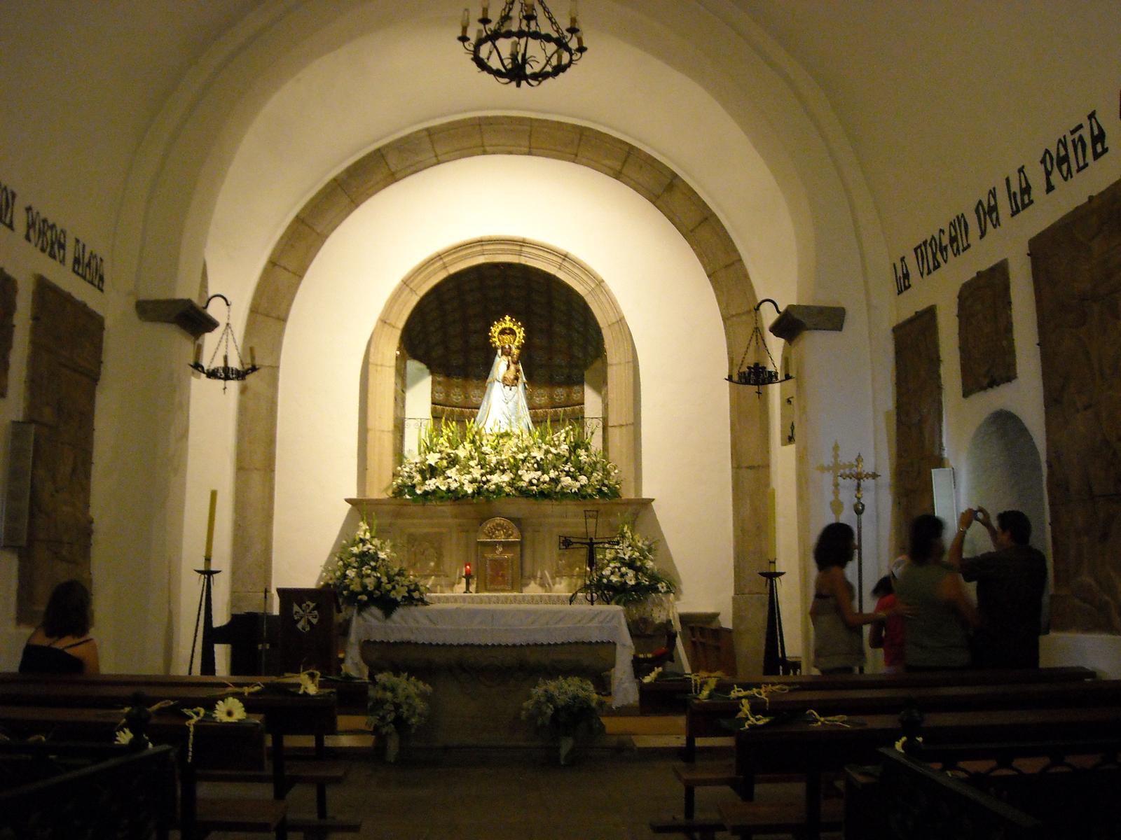 Interior del santuario, altar de la Virgen de la Peña de Francia