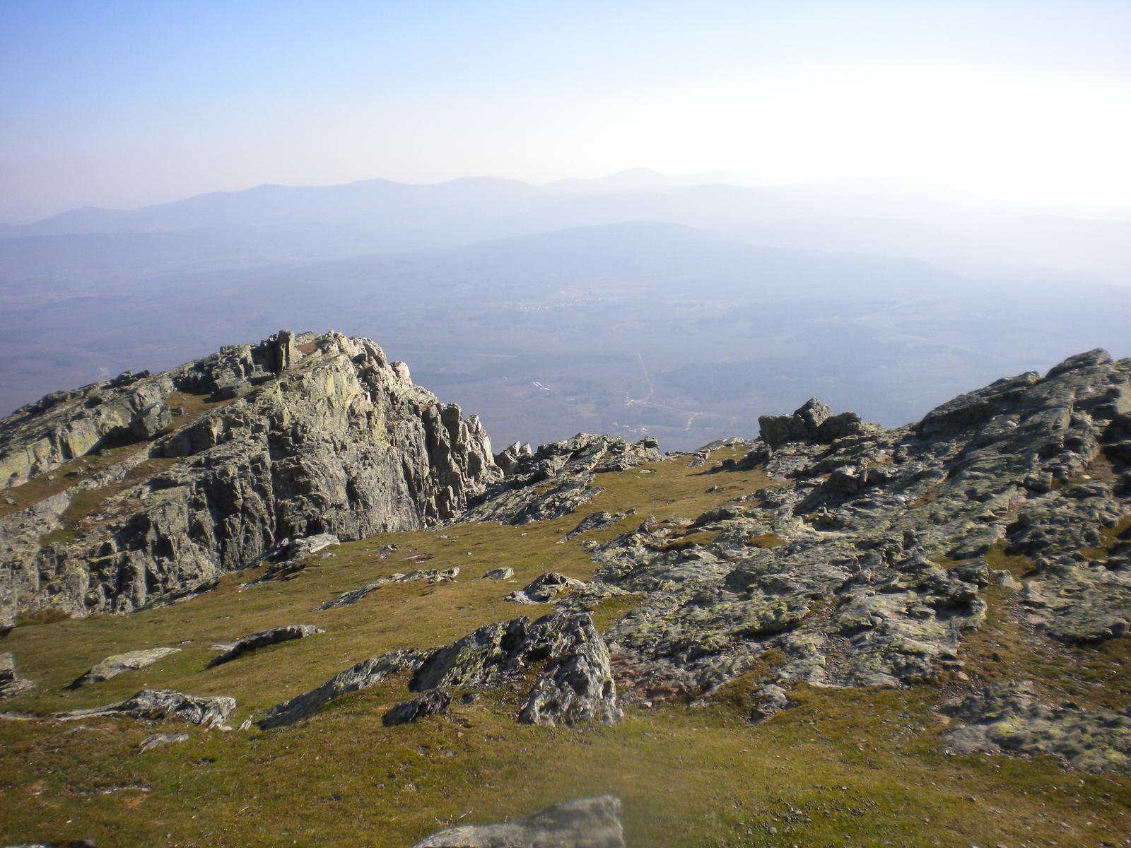 Vistas rocosas desde la cima hacia la Sierra de Francia