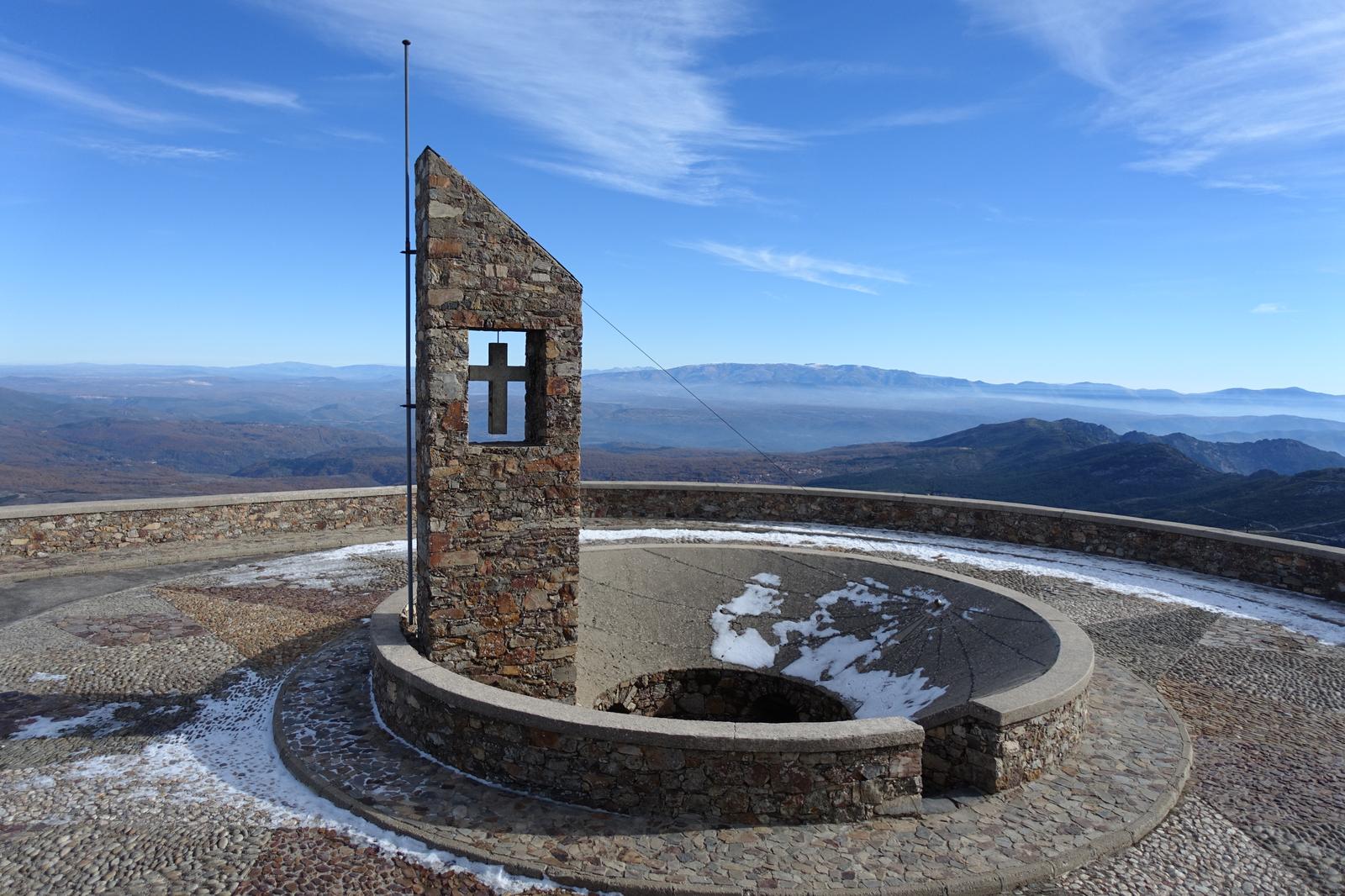 Reloj de sol y vistas panorámicas desde la cima de la Peña de Francia