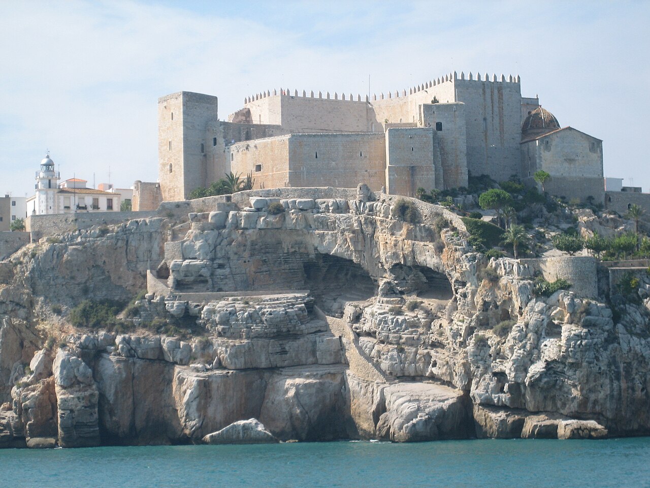 Castillo de Peñíscola visto desde el mar, promontorio sobre el Mediterráneo