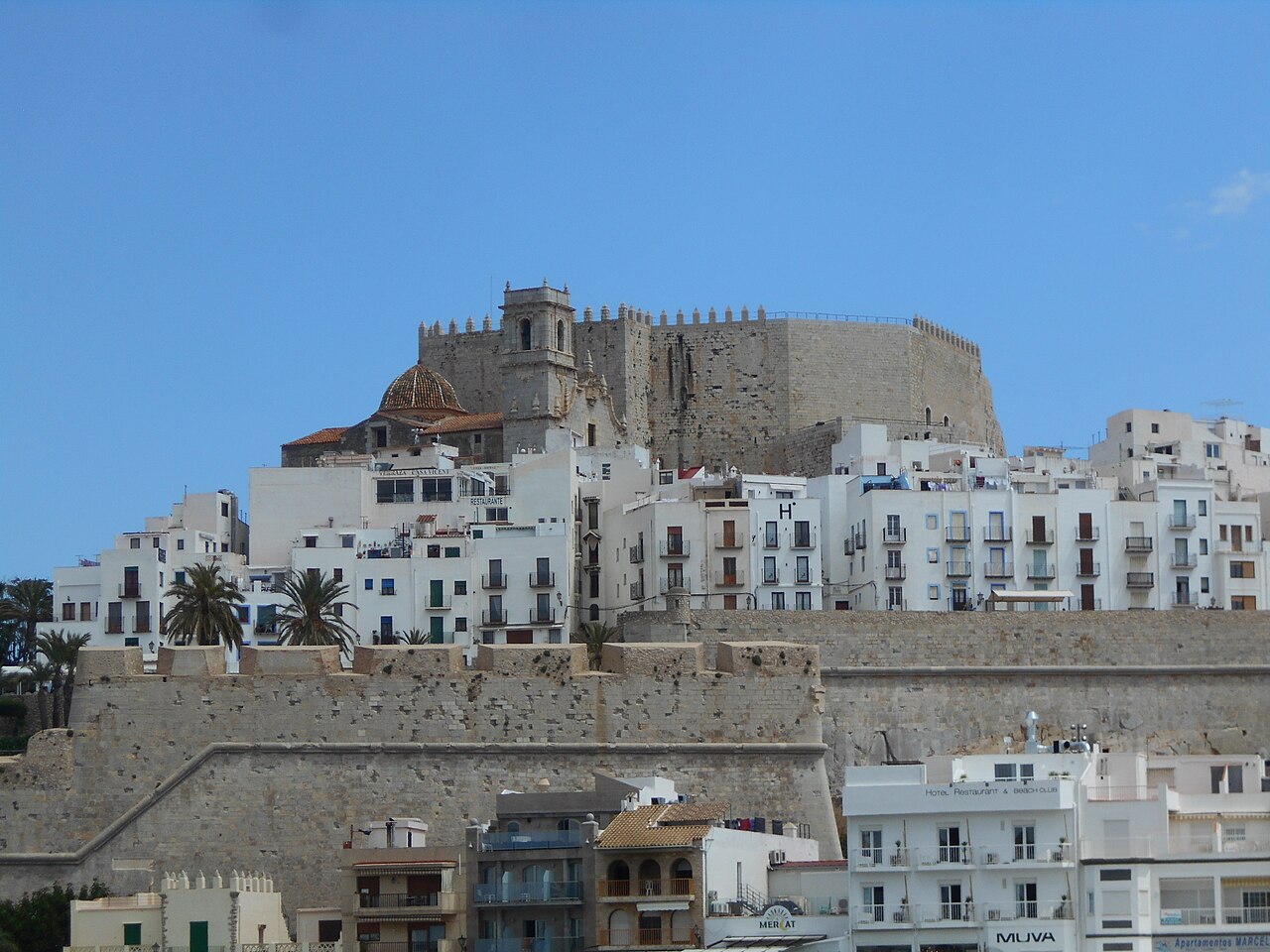 Muralla y pueblo histórico de Peñíscola desde la playa norte