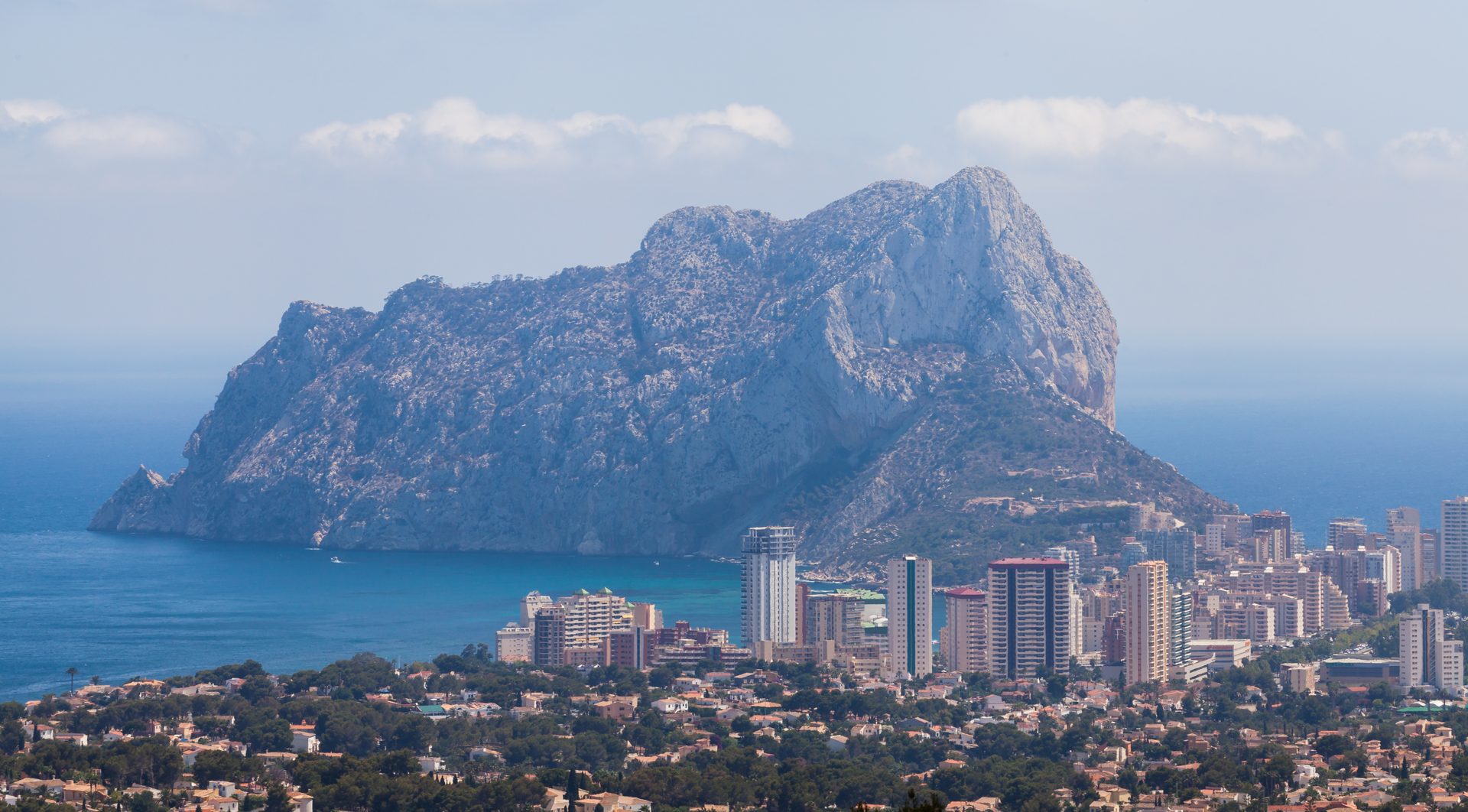 Vista aérea del Peñón de Ifach y Calpe desde el Mediterráneo, Alicante
