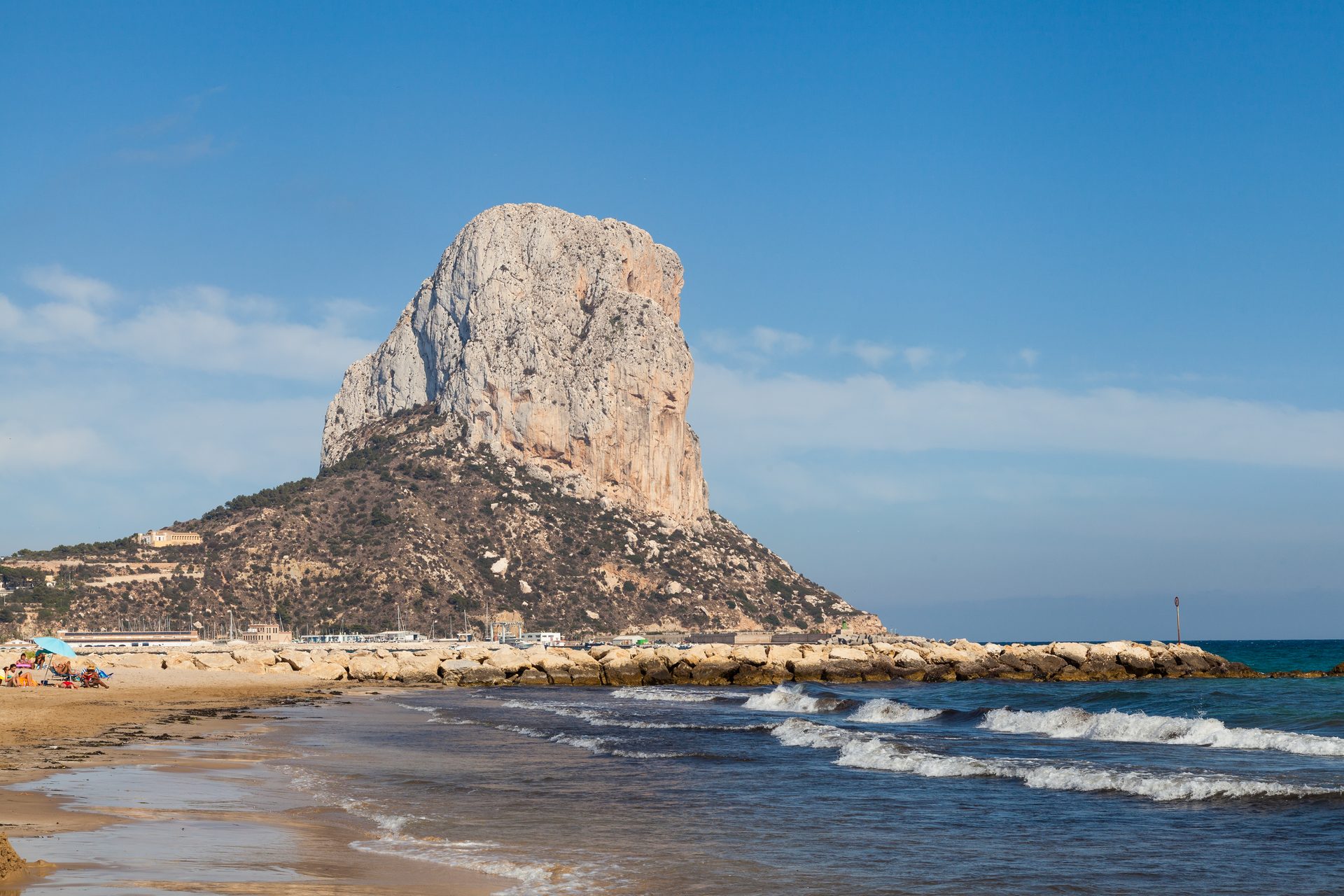 Vista panorámica desde las faldas del Peñón de Ifach sobre Calpe y el Mediterráneo