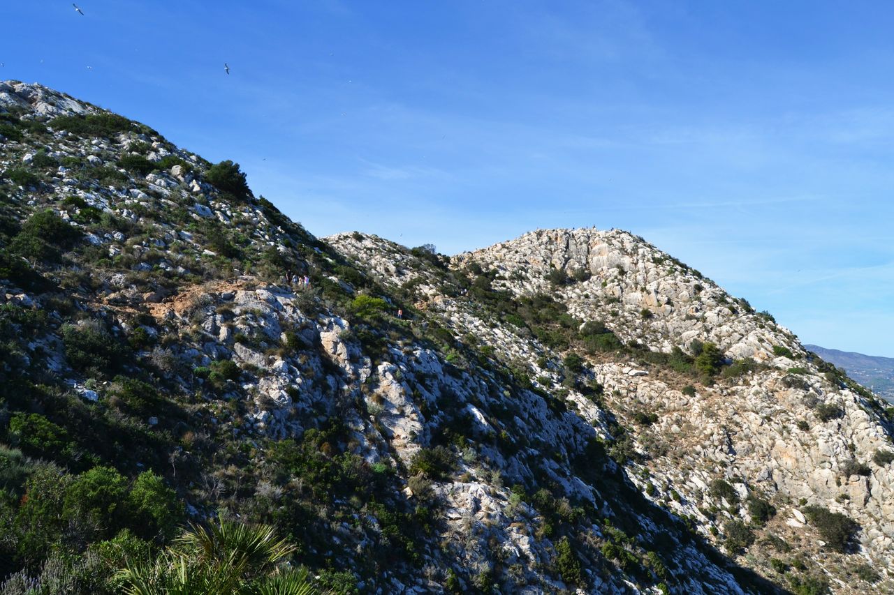 Camino de subida hacia la cima del Penyal d'Ifac en Calp