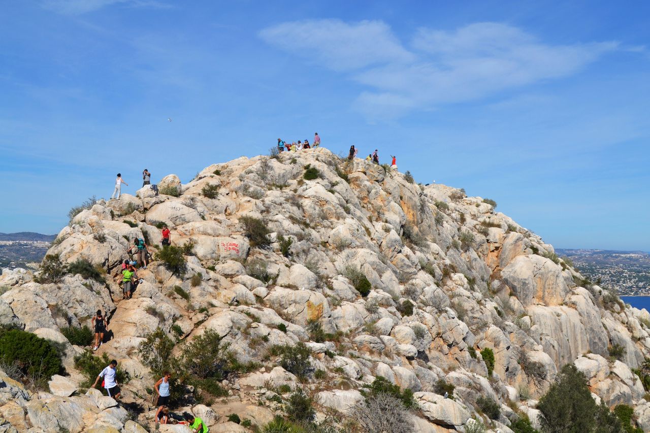 Senderistas en la cima del Penyal d'Ifac con vistas de Calp y el Mediterráneo