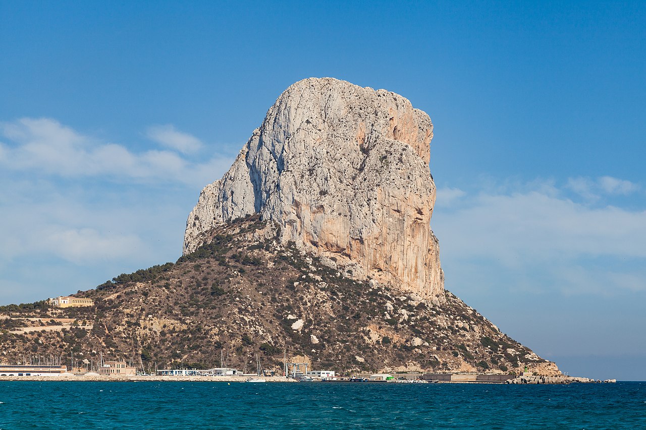 Penyal d'Ifac visto desde el mar — el monolito calcáreo emerge sobre el Mediterráneo en Calp