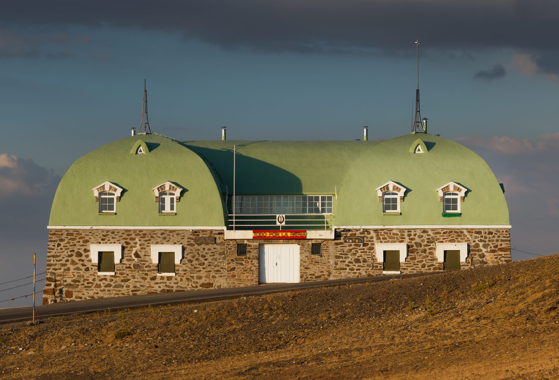 Refugio Militar Capitán Cobo en la ladera del Pico Veleta, Sierra Nevada