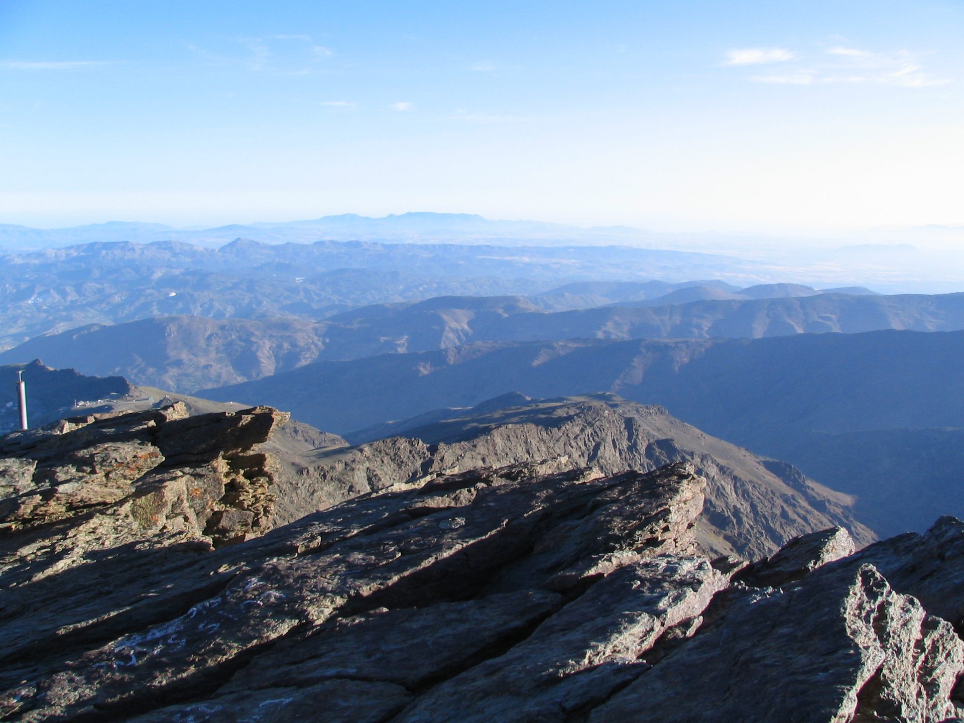 Vista panorámica desde la cumbre del Pico Veleta hacia el Mediterráneo