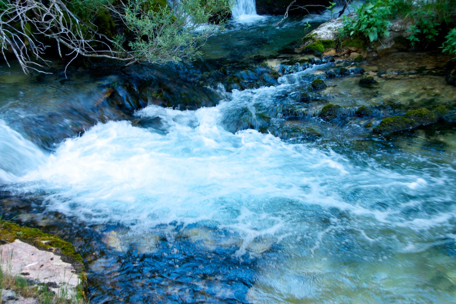 Cascada y pozas en el nacimiento del río Pitarque