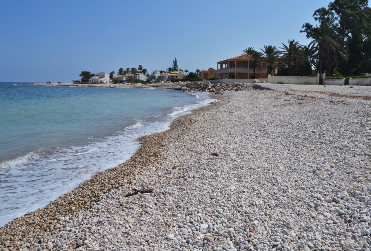 Platja de l'Almadrava con la punta del cabo al fondo en Dénia