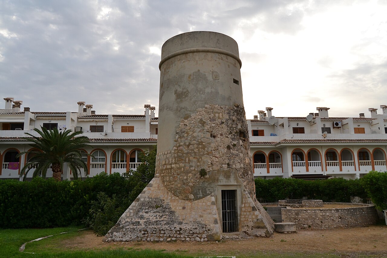 Torre de l'Almadrava en Dénia — torre vigía medieval junto a la playa
