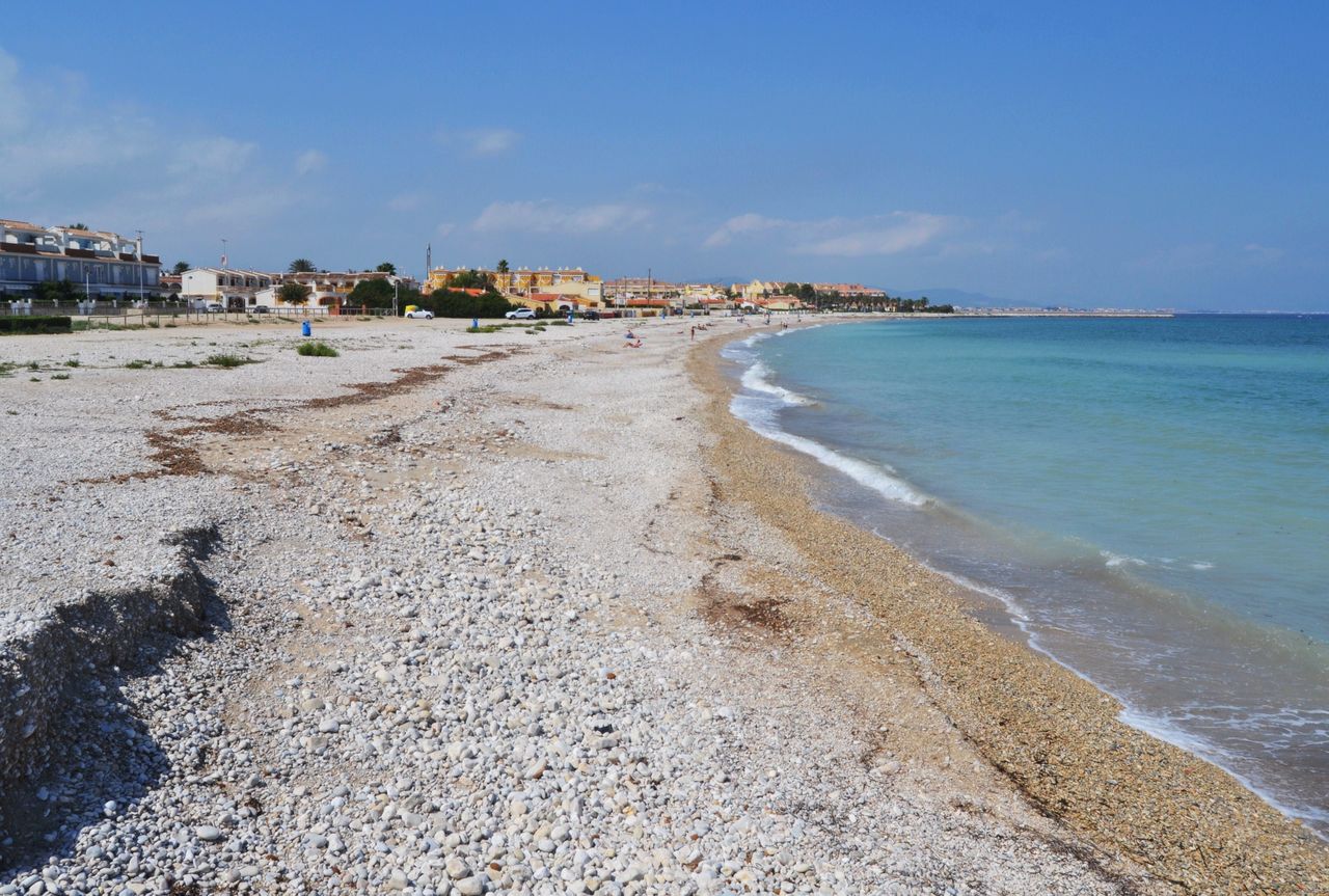 Vista de la Platja de l'Almadrava en Dénia con el Montgó al fondo