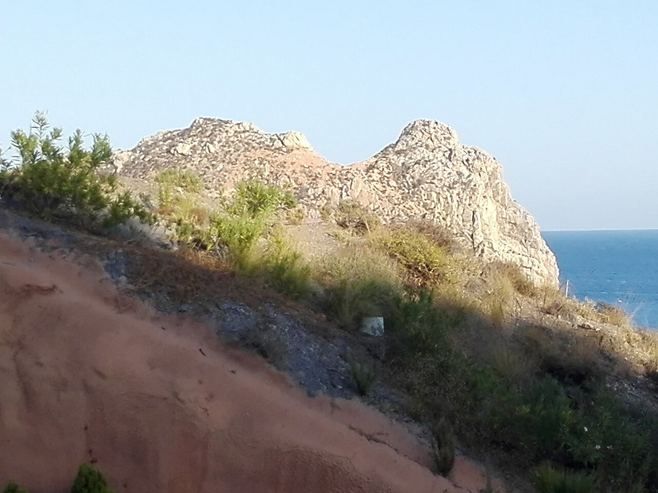 Isla del Fraile en Águilas con el Mediterráneo en calma, Murcia