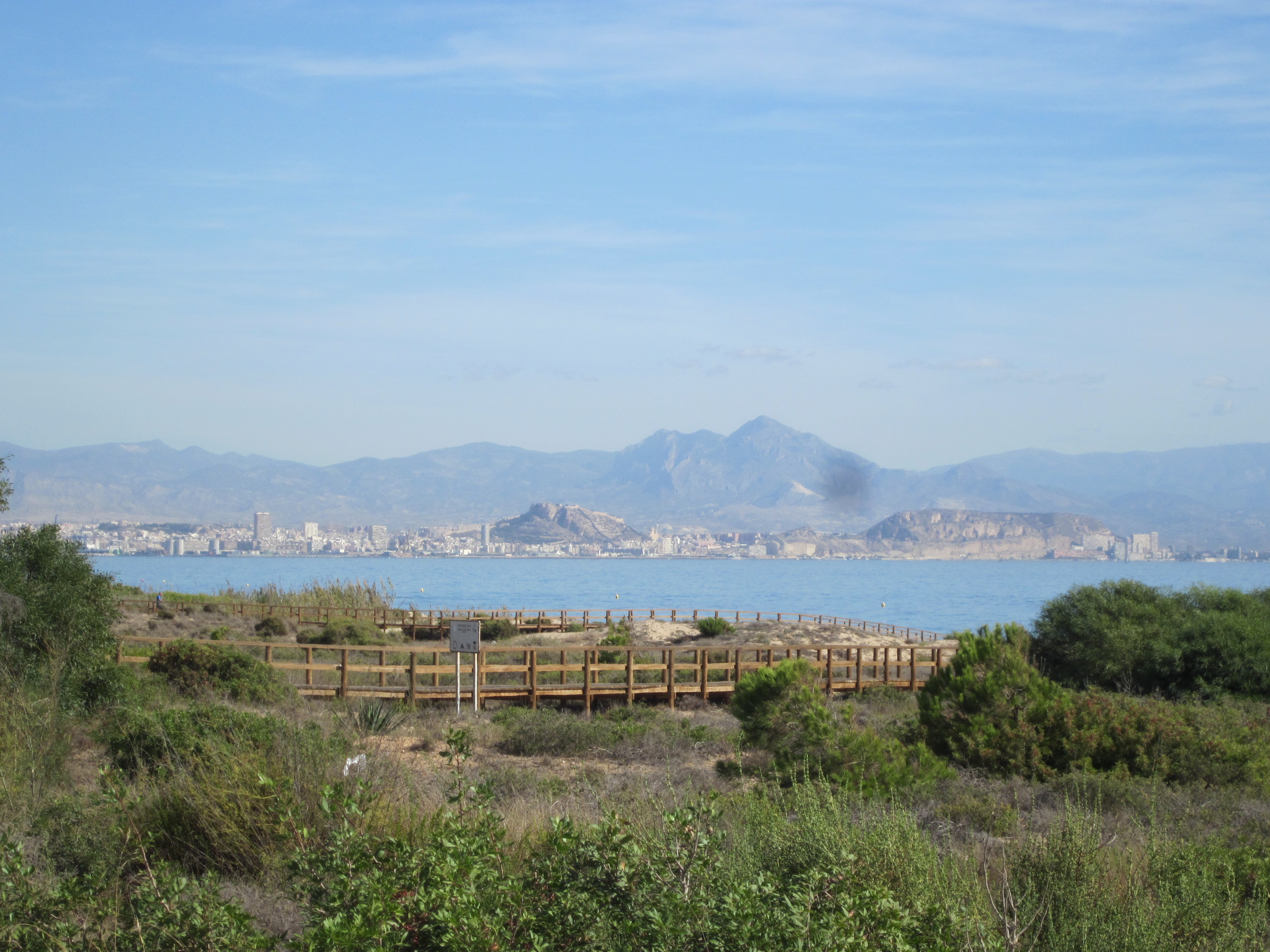 Playa de Arenales del Sol con arena y aguas tranquilas del Mediterráneo, Alicante
