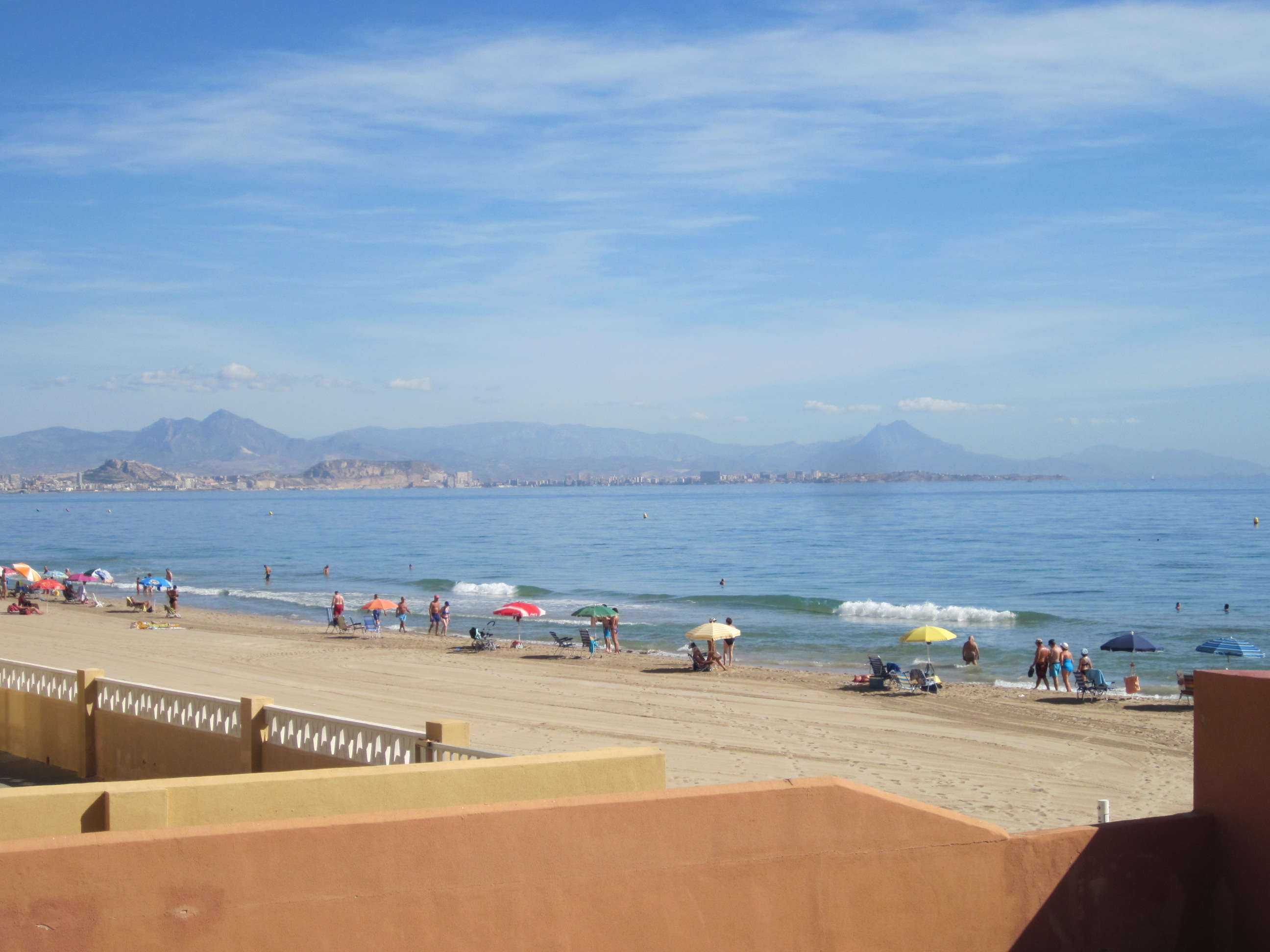 Costa de Arenales del Sol con pasarelas de acceso y vegetación dunar protegida, Elche