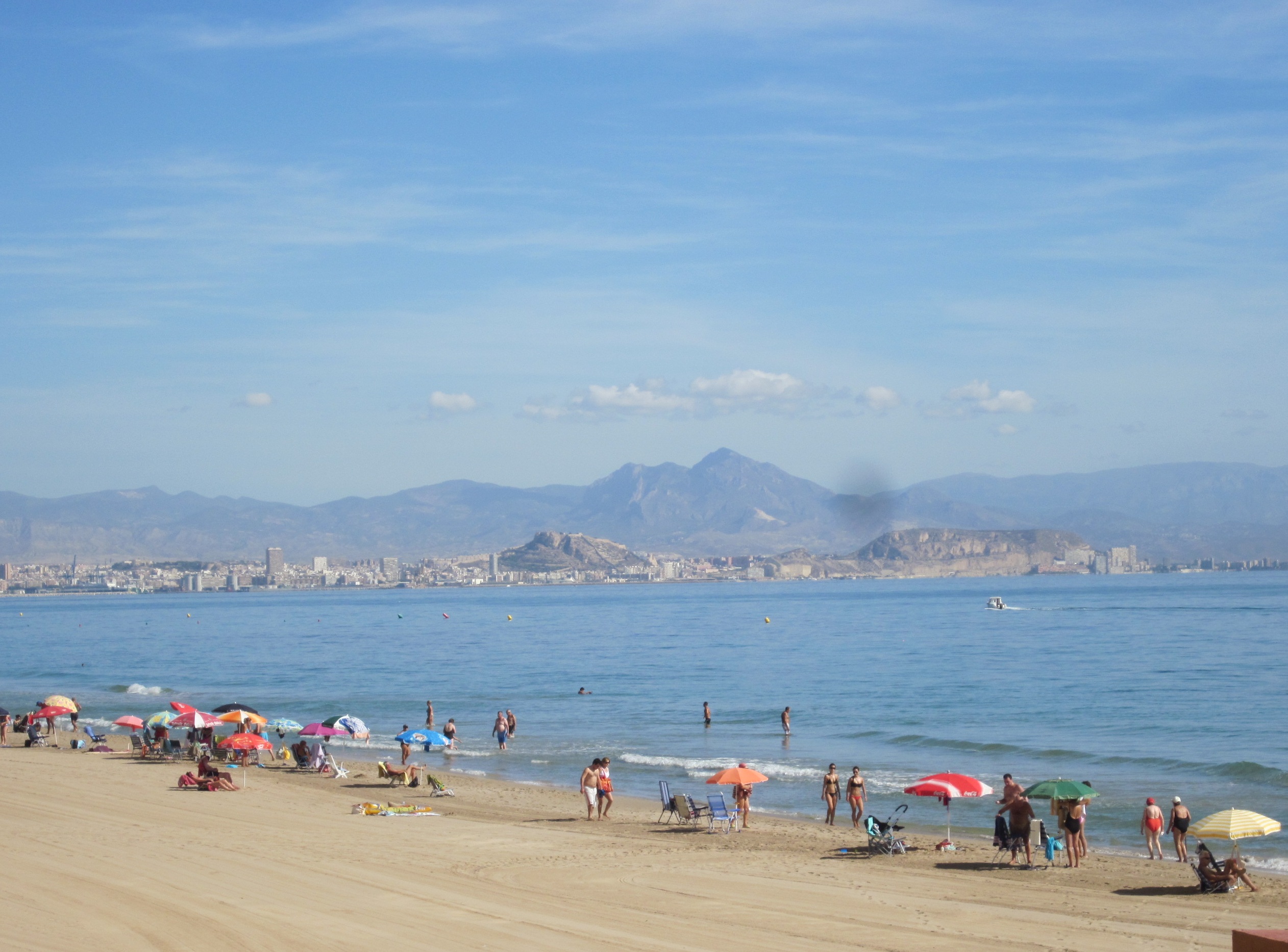 Arena y orilla de la Playa de Arenales del Sol en el litoral de Elche, Alicante