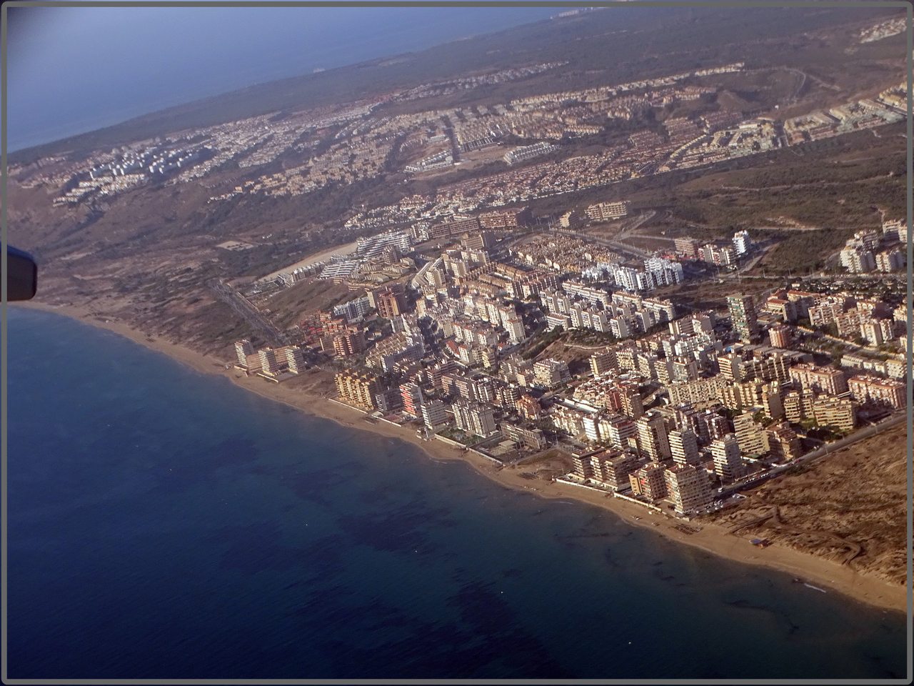 Vista aérea de la Playa de Arenales del Sol con arena fina y el Mediterráneo, Elche, Alicante