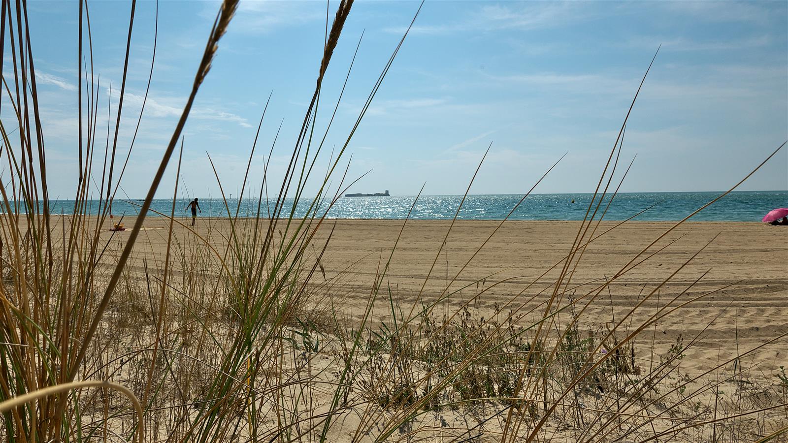 Vista aérea del Islote de Sancti Petri con el castillo histórico en Chiclana, Cádiz
