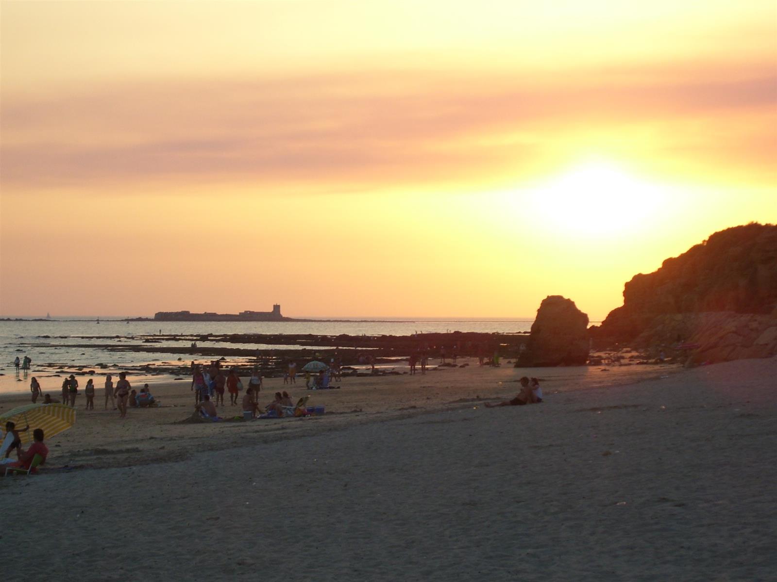 Playa de la Barrosa con el Castillo de Sancti Petri al fondo, Chiclana, Cádiz