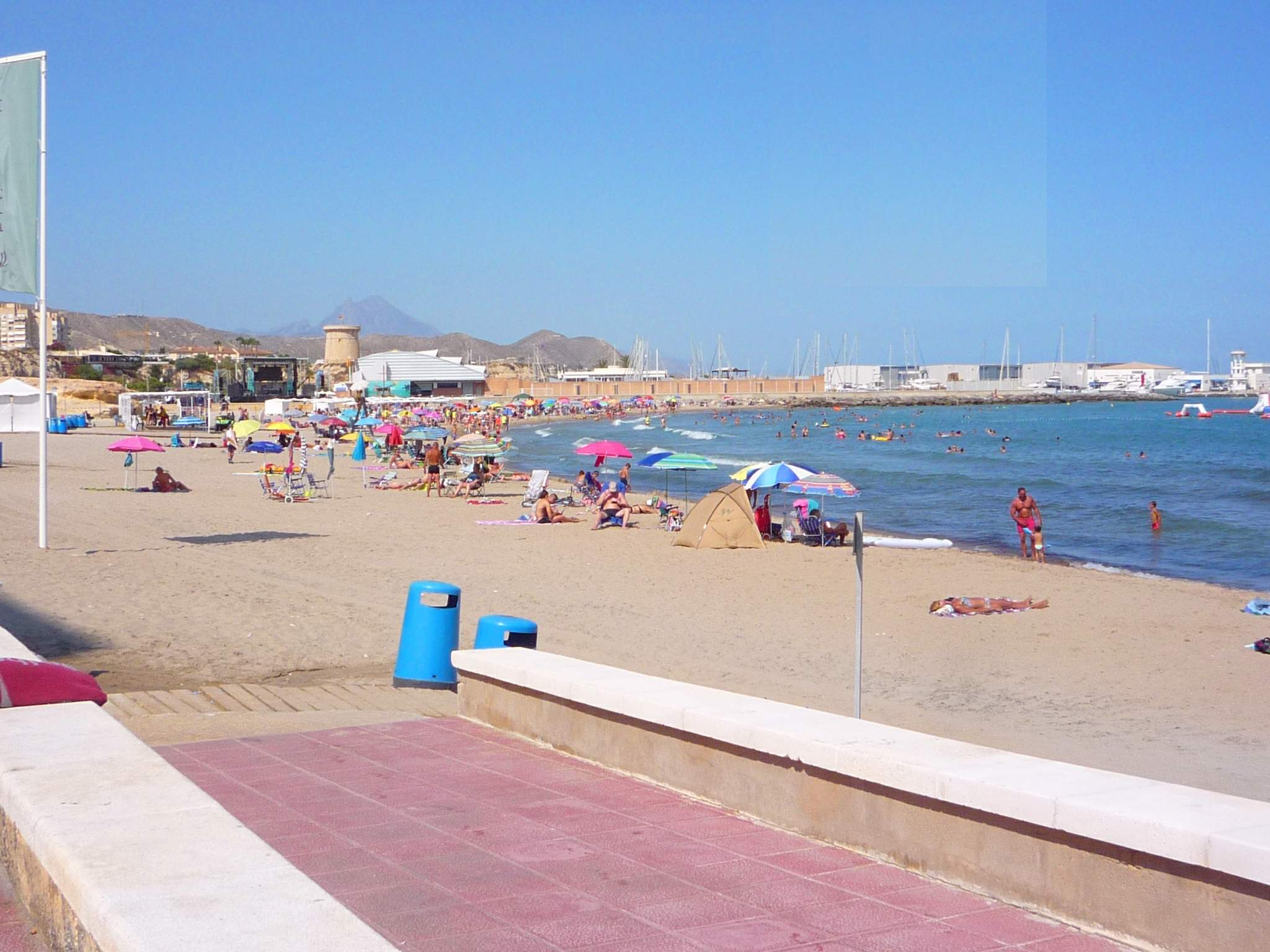 Vista de la playa y la costa de El Campello desde el paseo marítimo, Alicante