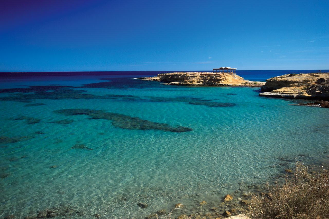 Playa de El Campello con agua transparente y arena, Costa Blanca Alicante