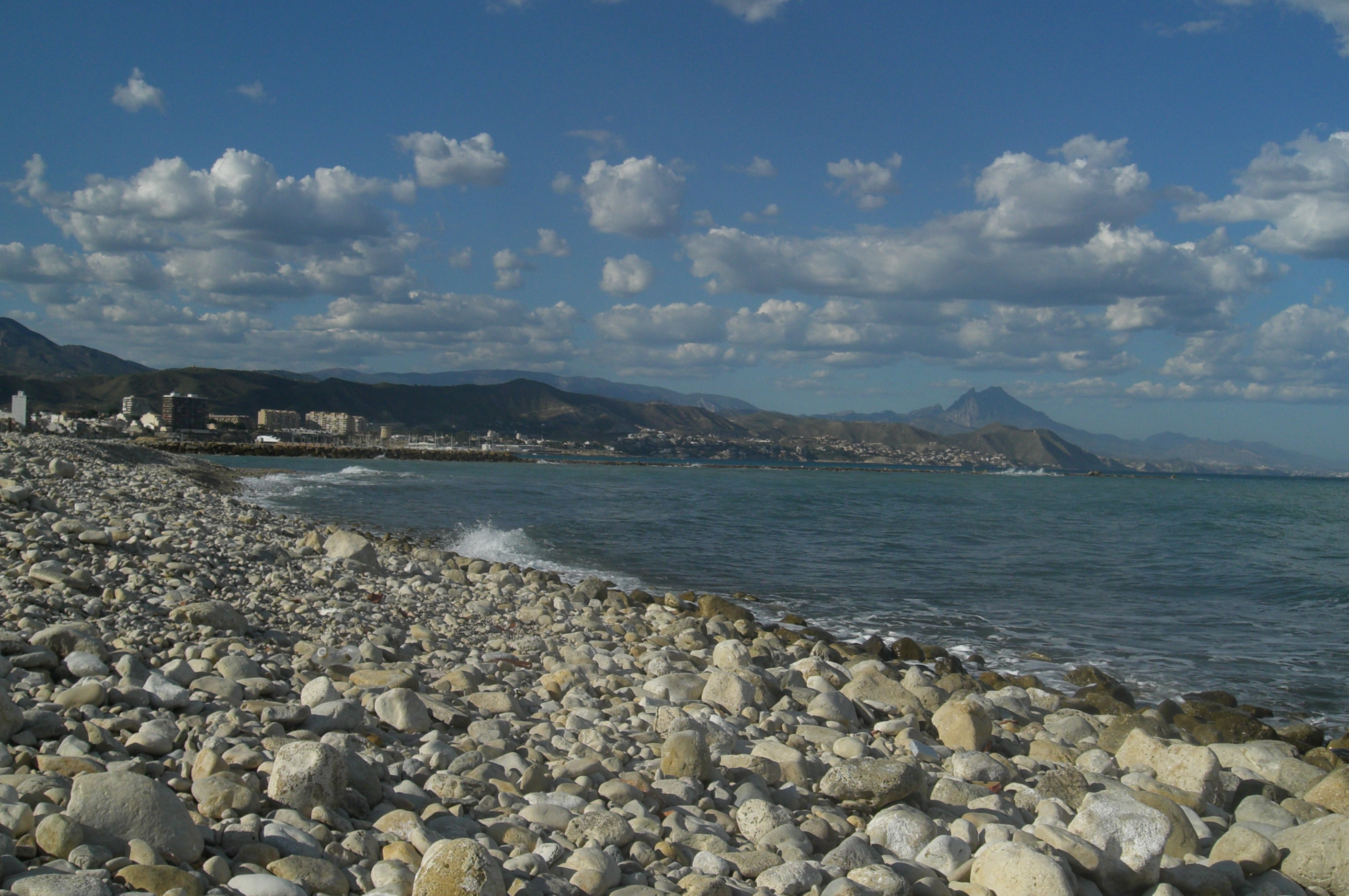 Costa de El Campello con acantilados y calas en el litoral alicantino