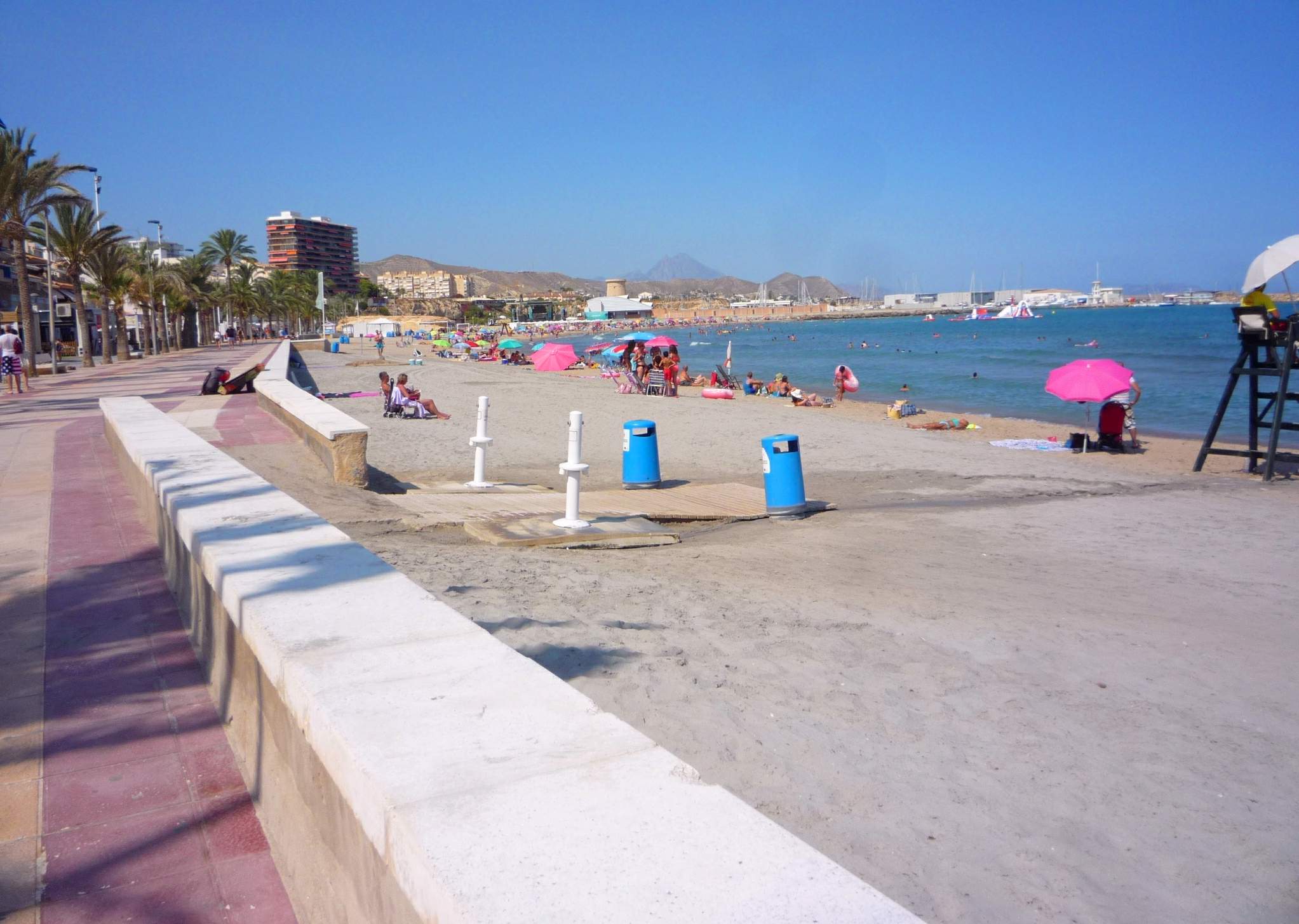 Playa del Campello con arena fina y el Mediterráneo azul, Alicante
