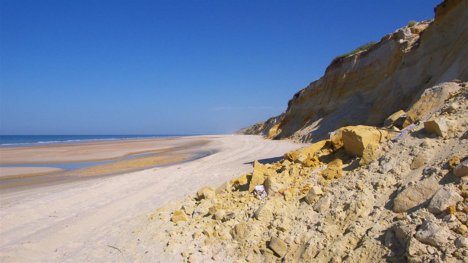 Vista de la Playa del Asperillo y el acantilado de dunas fósiles desde la arena, Almonte, Huelva