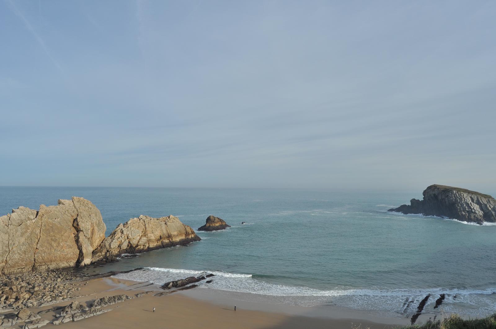Rasas calcáreas de La Arnía con piscinas naturales de marea y acantilados en la Costa Quebrada de Cantabria