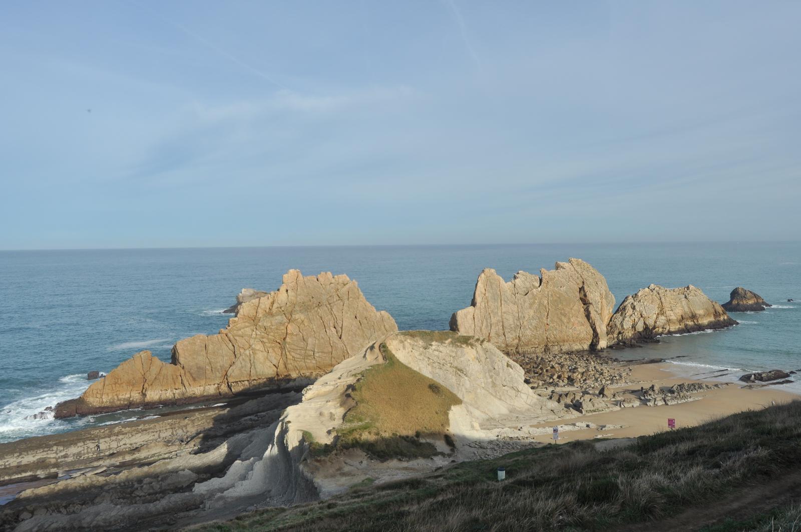 La Playa de La Arnía encajada entre las plataformas rocosas y los acantilados de la Costa Quebrada
