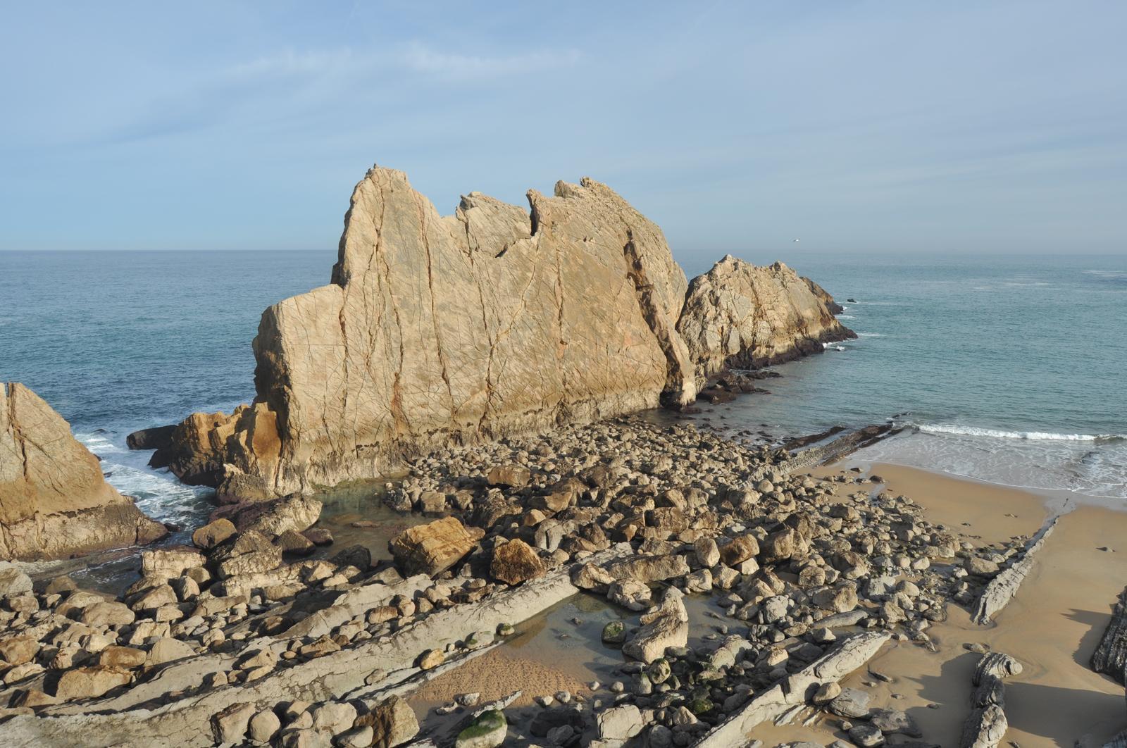 Arcos y formaciones en las rasas de La Arnía con el Cantábrico al fondo, Geoparque UNESCO Cantabria