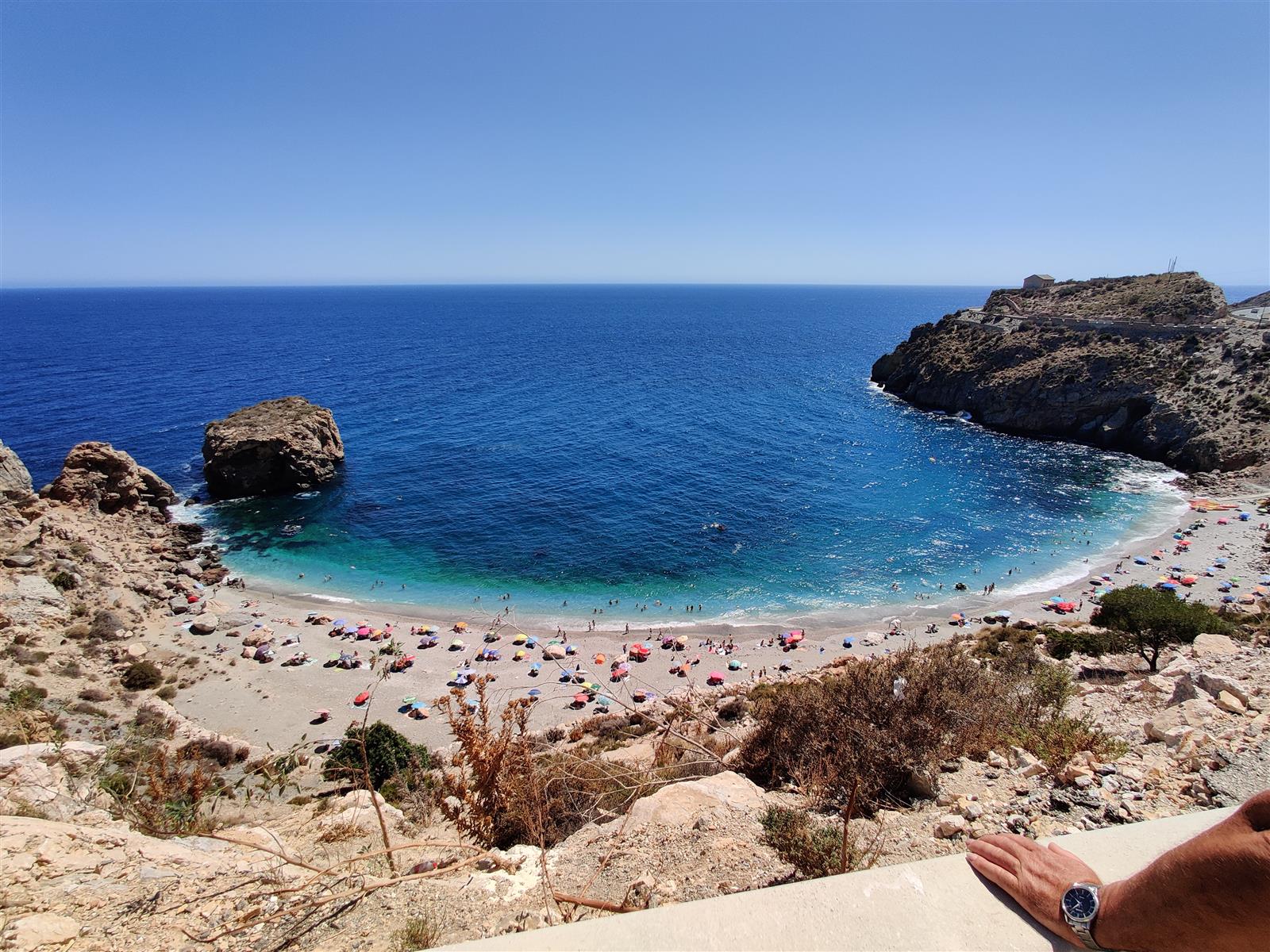 Vista general de la Cala Rijana desde las alturas, mostrando la cala en herradura, los acantilados y el mar azul de la Costa Tropical de Granada