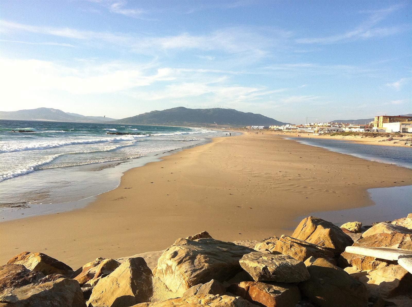Playa de los Lances al atardecer con Tarifa al fondo, Cádiz