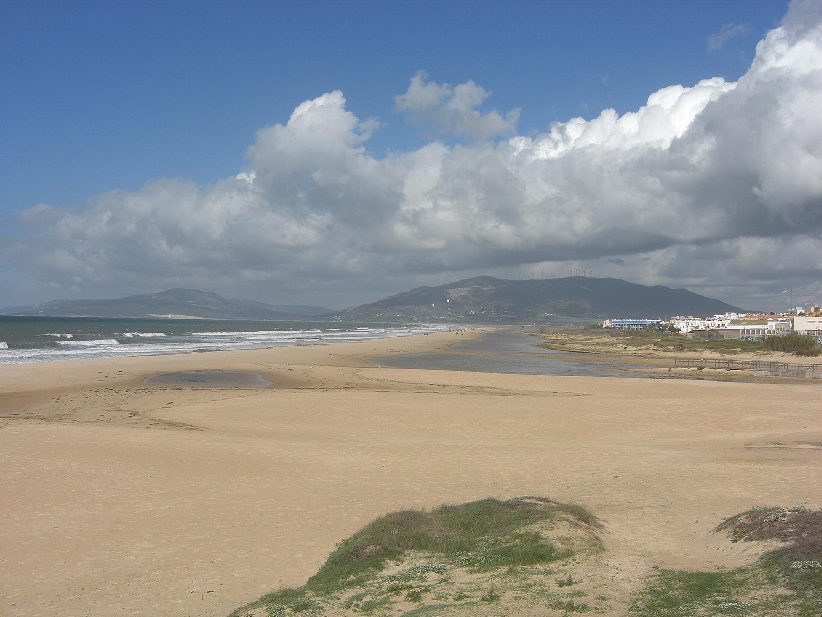 Panorámica de la Playa de los Lances con la laguna y Tarifa al fondo