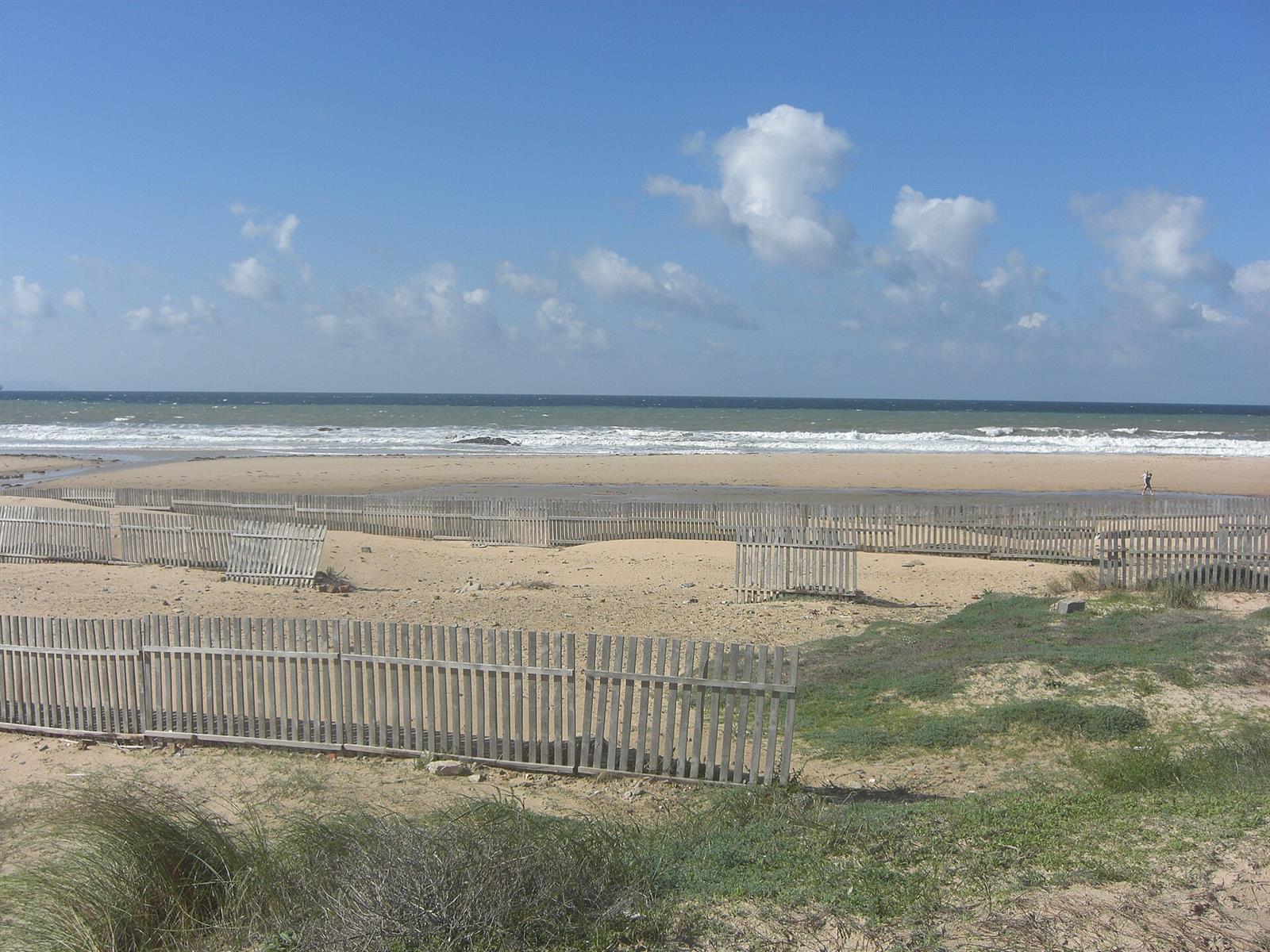 Playa de los Lances con vallas de protección dunar, Tarifa, Cádiz