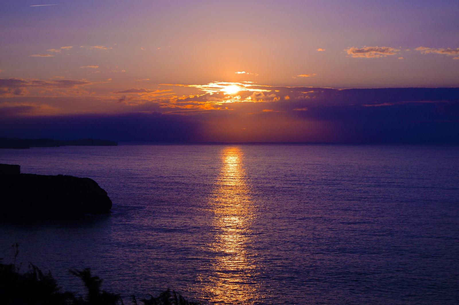 Atardecer en la Playa de Torimbia, con el sol entrando por las brumas del Cantábrico